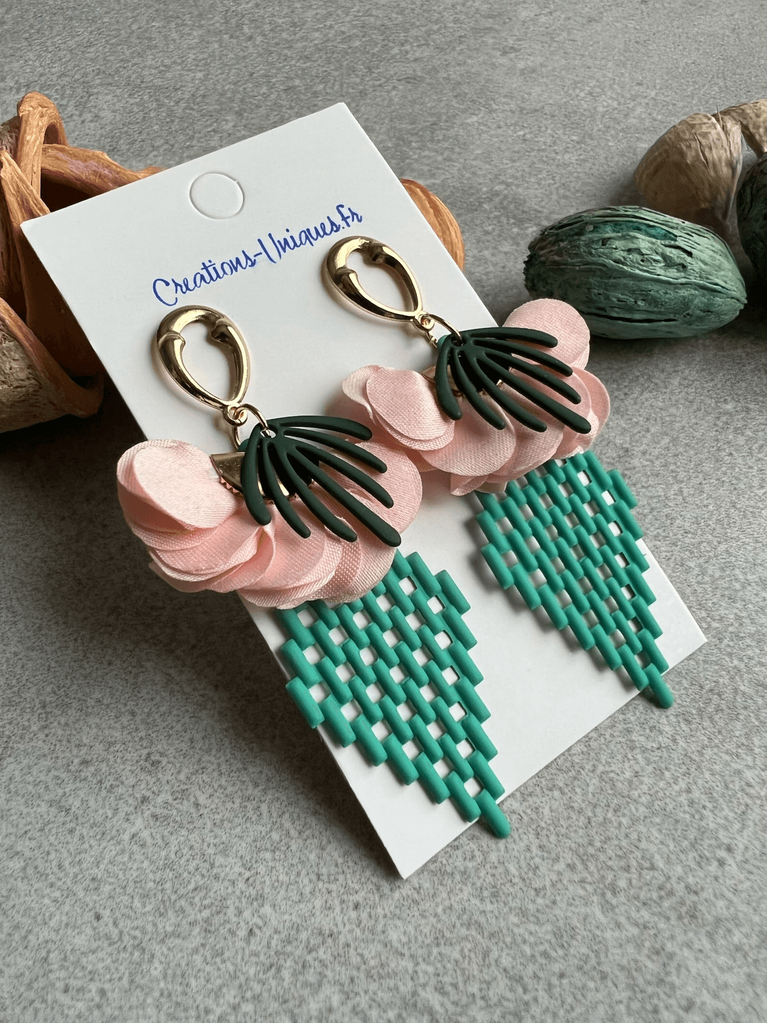 Boucles d’oreilles ROBERTA losanges quadrillés vert et pampilles rose - Créations Uniques - Créations Uniques