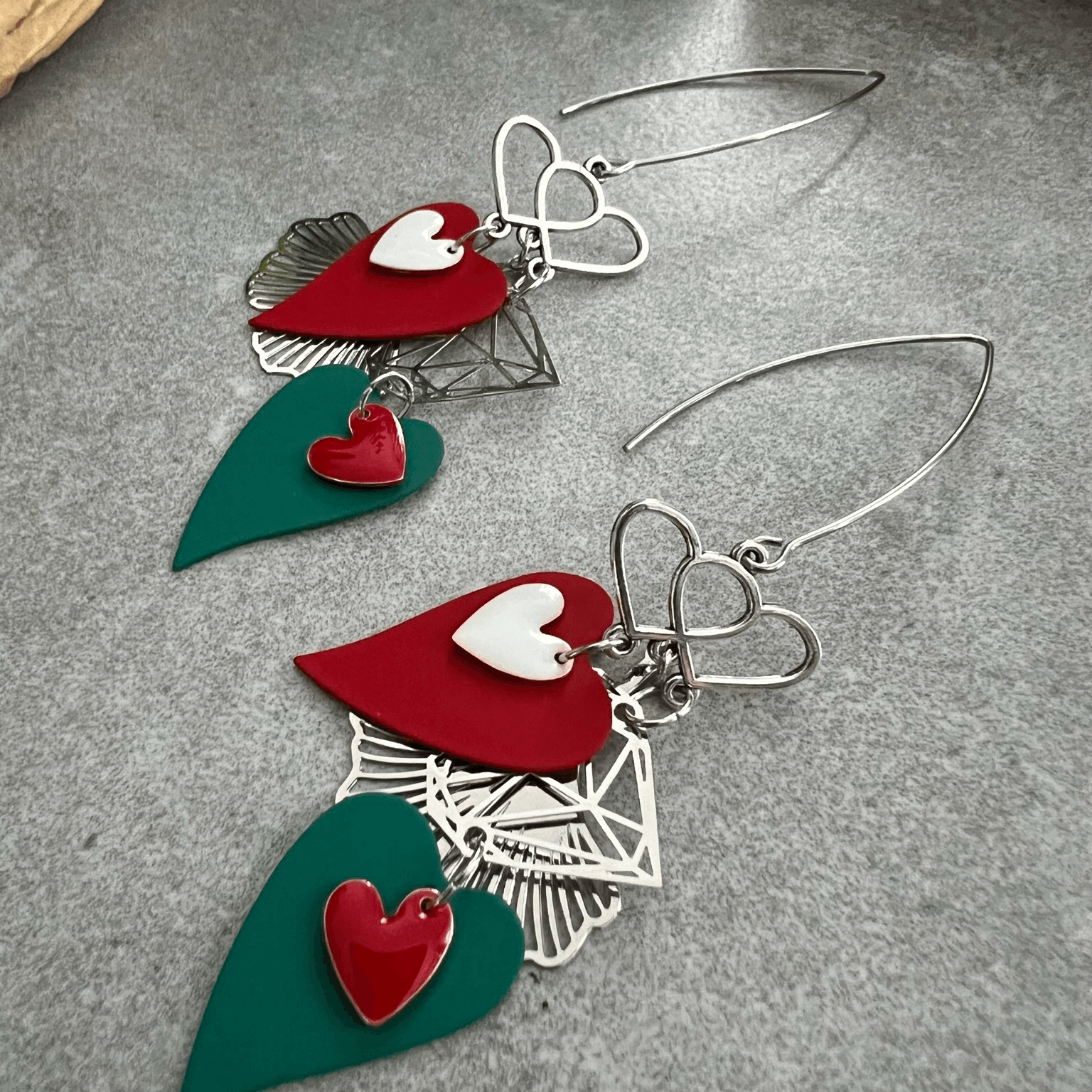 Boucles d’oreilles argentées VICTORINE cœurs verts , blancs et rouges bijoux fait main - Créations Uniques