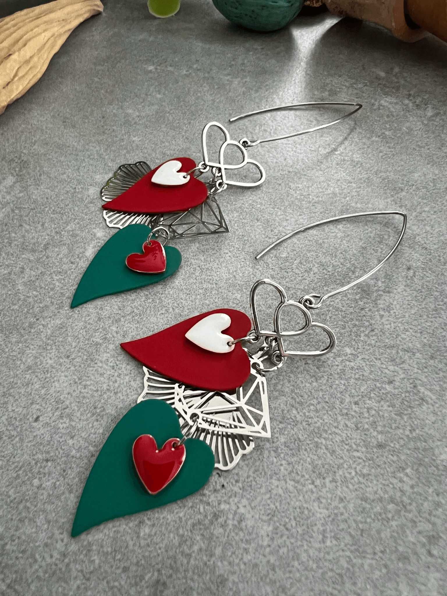 Boucles d’oreilles argentées VICTORINE cœurs verts , blancs et rouges bijoux fait main - Créations Uniques