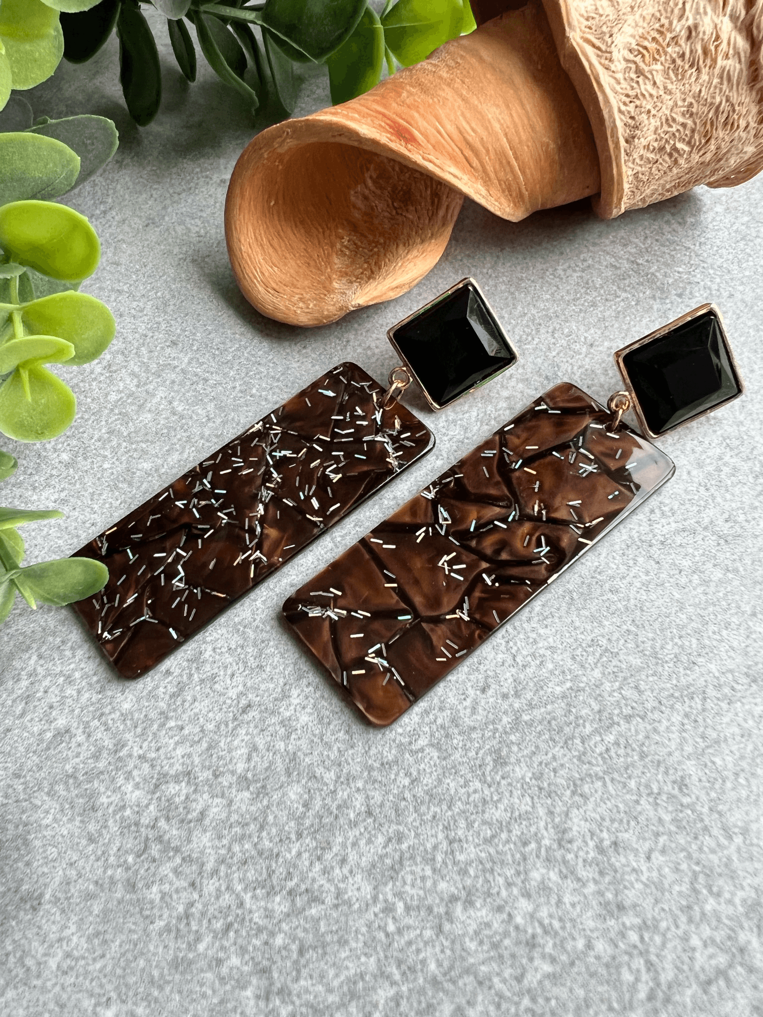 Boucles d’oreilles CATELYNE rectangles résine noire pailletée - Créations Uniques