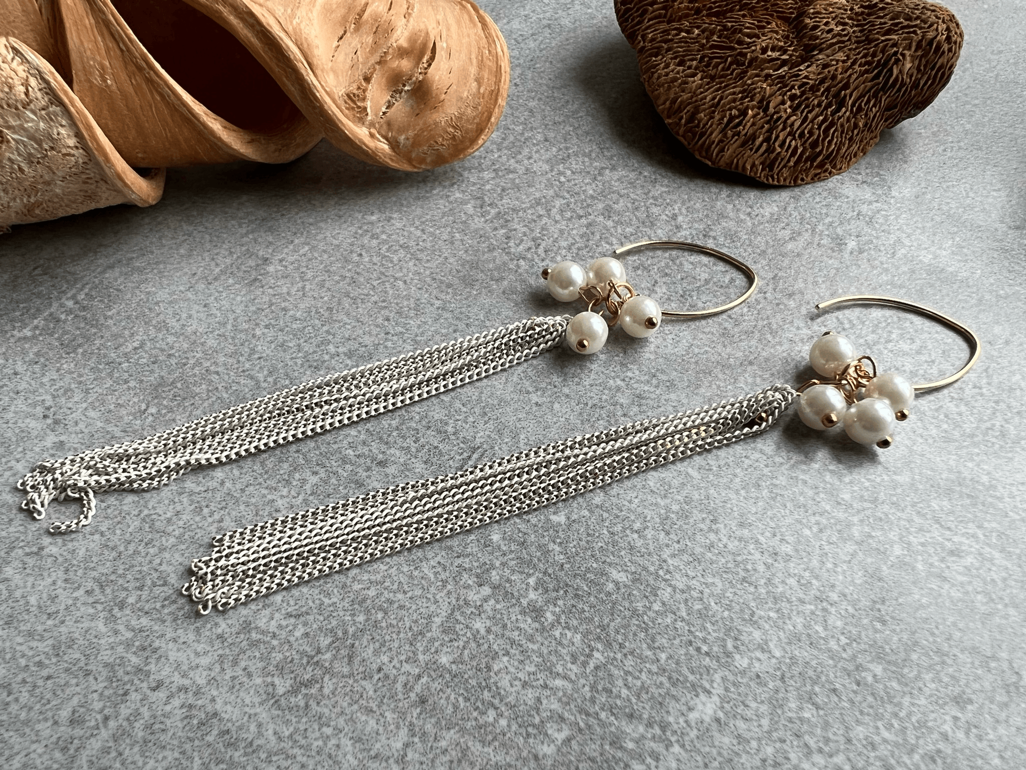 Boucles d’oreilles CLAUDINE perles nacrées et chaînes blanches - Créations Uniques - Créations Uniques