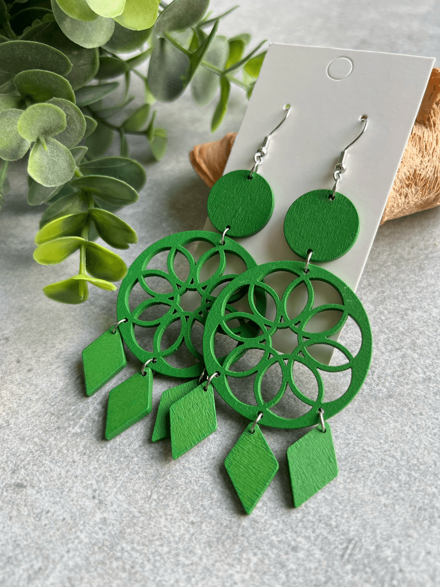 Boucles d’oreilles LILOU attrape-rêves bois vert - Créations Uniques