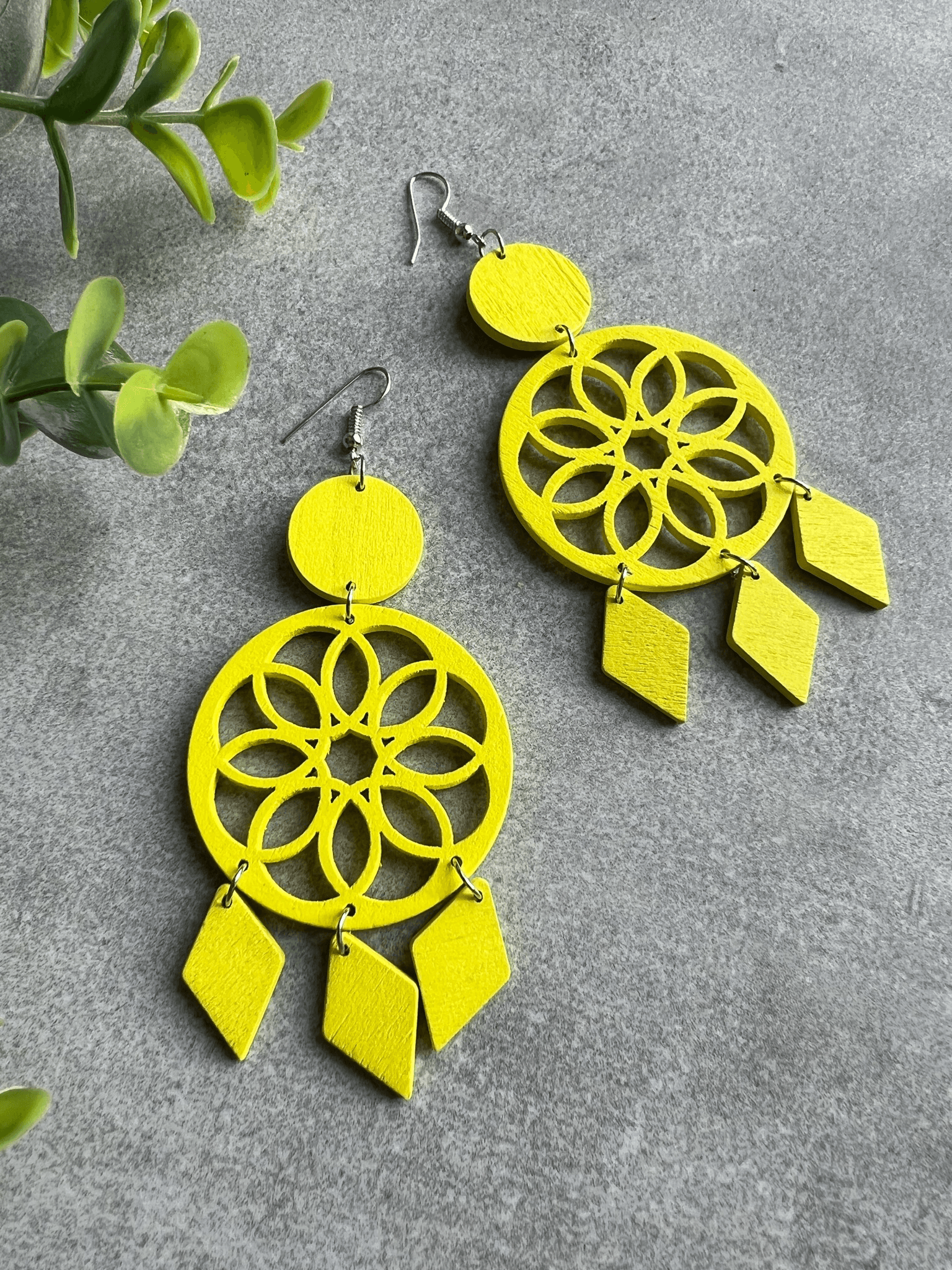 Boucles d’oreilles LILOU attrape-rêves bois jaune fluo - Créations Uniques