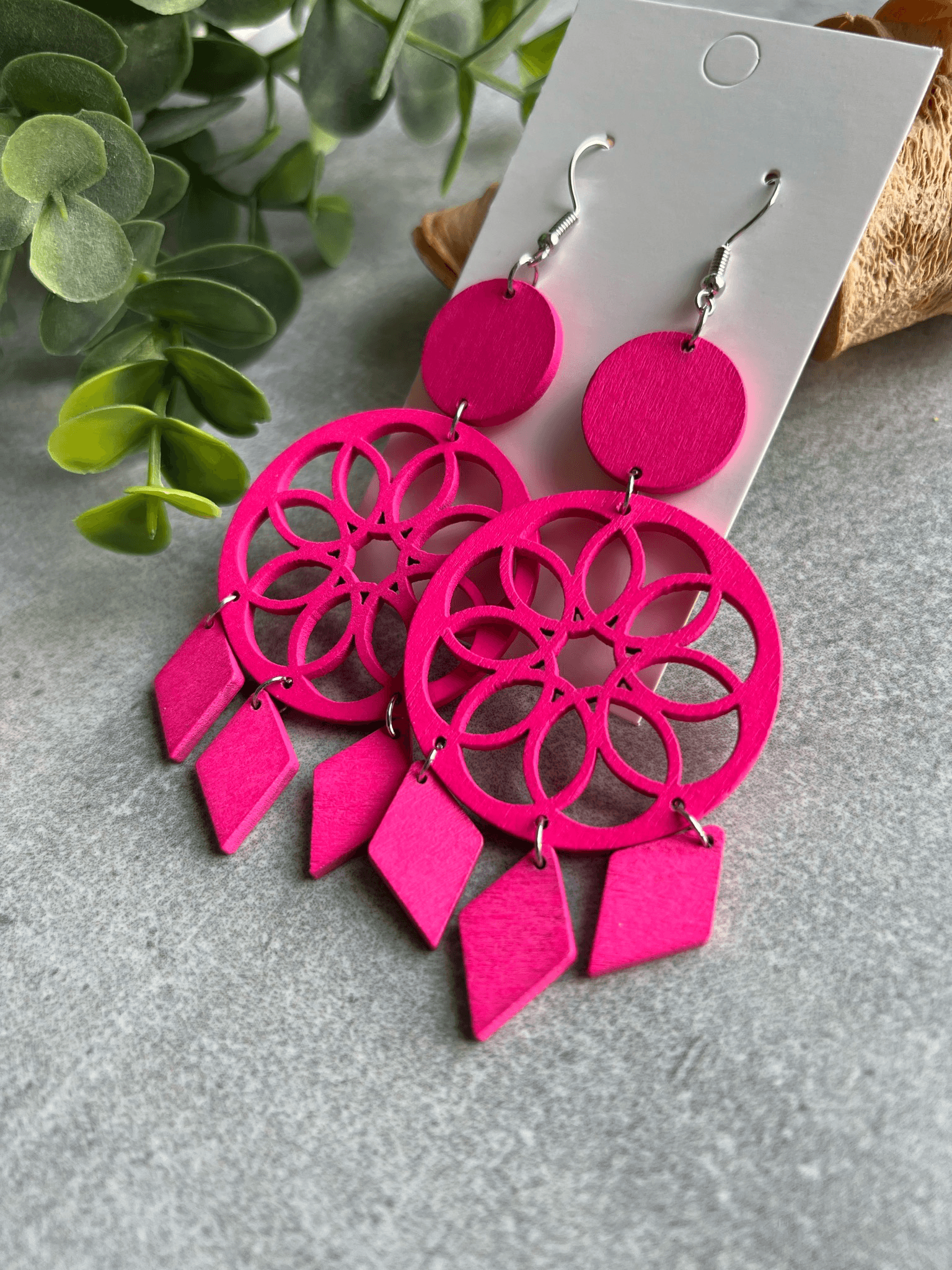 Boucles d’oreilles LILOU attrape-rêves bois rose fluo - Créations Uniques