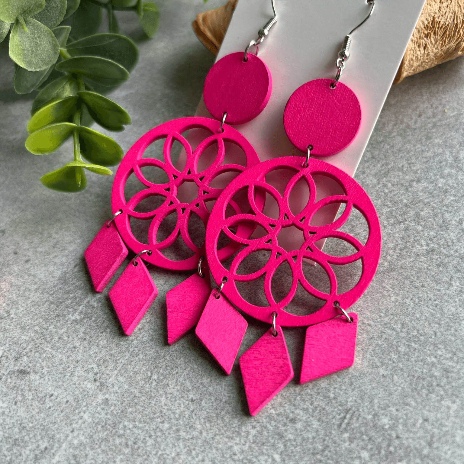 Boucles d’oreilles LILOU attrape-rêves bois rose fluo - Créations Uniques