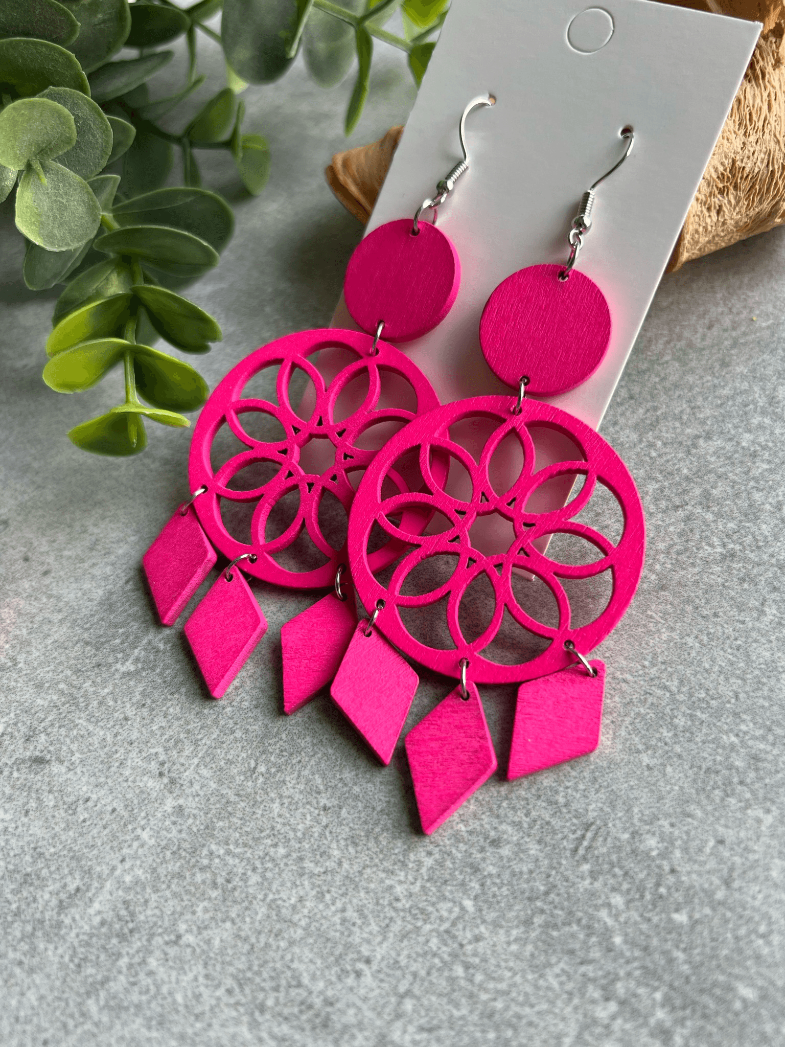 Boucles d’oreilles LILOU attrape-rêves bois rose fluo - Créations Uniques