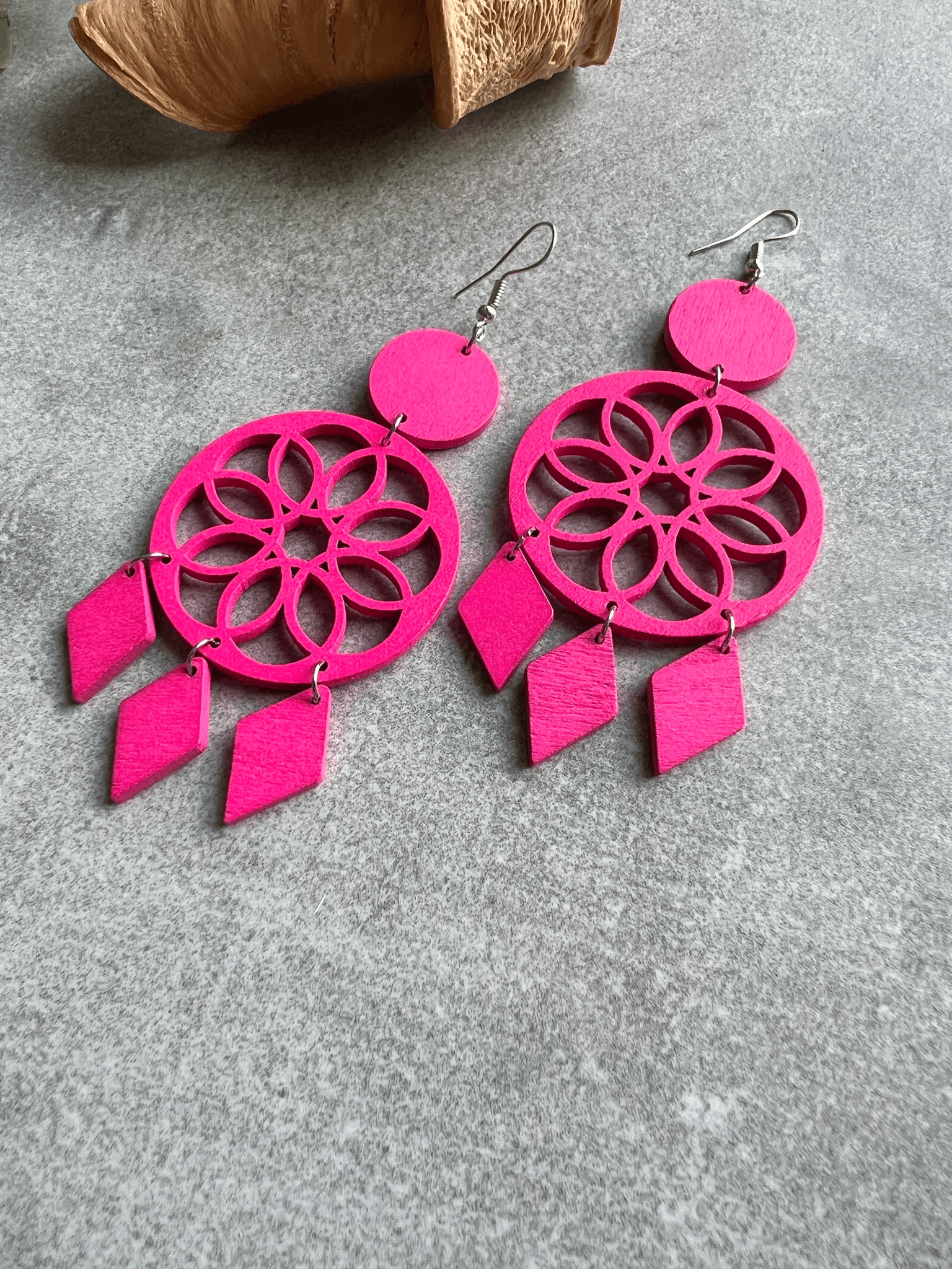 Boucles d’oreilles LILOU attrape-rêves bois rose fluo - Créations Uniques