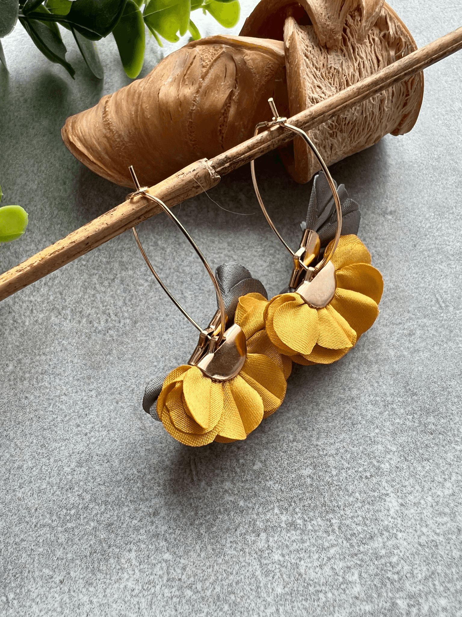 Boucles d’oreilles anneaux ovales HOLLY pampilles tissu moutarde et gris - Créations Uniques - Créations Uniques