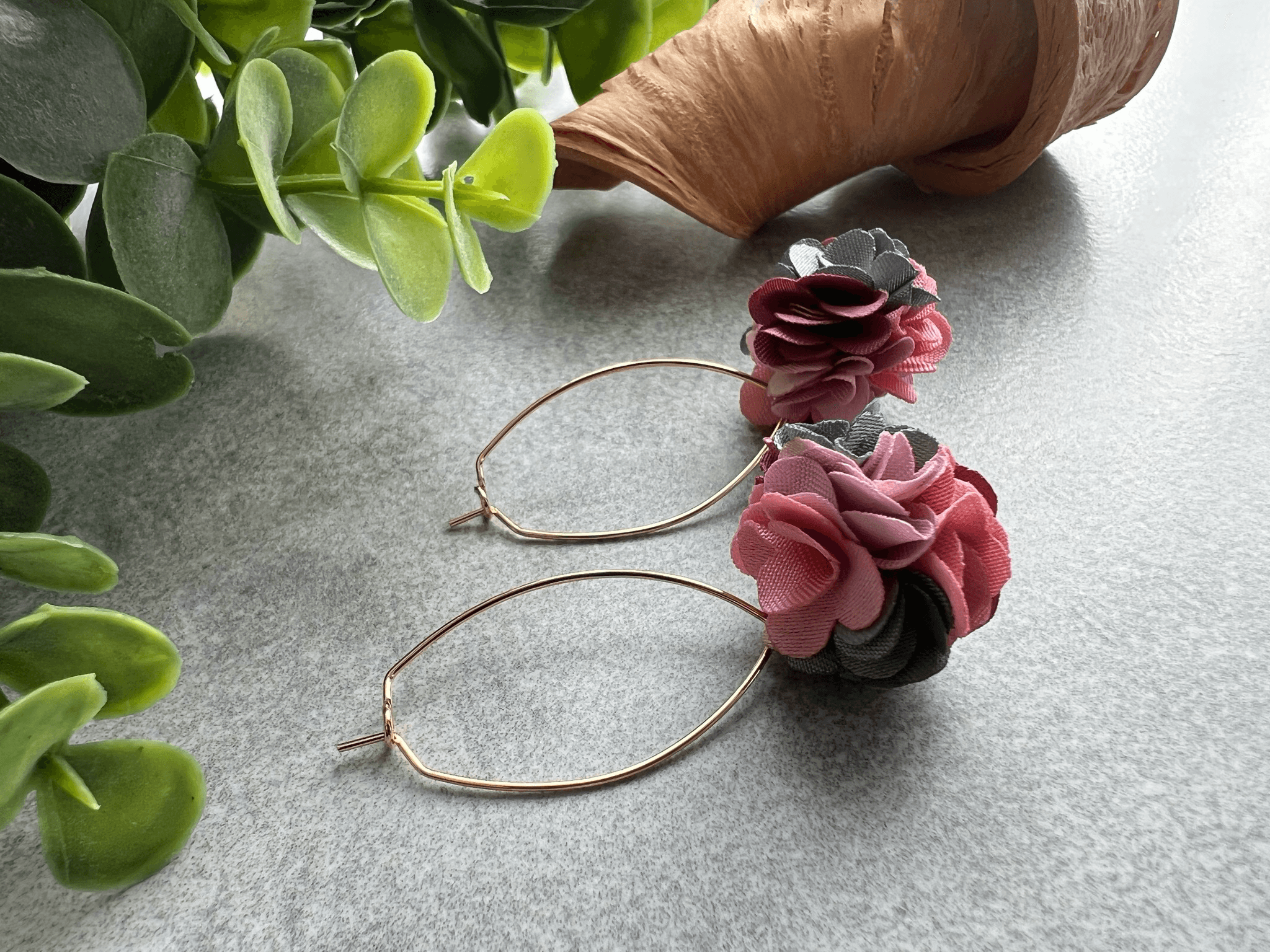 Boucles d’oreilles FLAVIE III pompon boule tissu rose - Créations Uniques - Créations Uniques