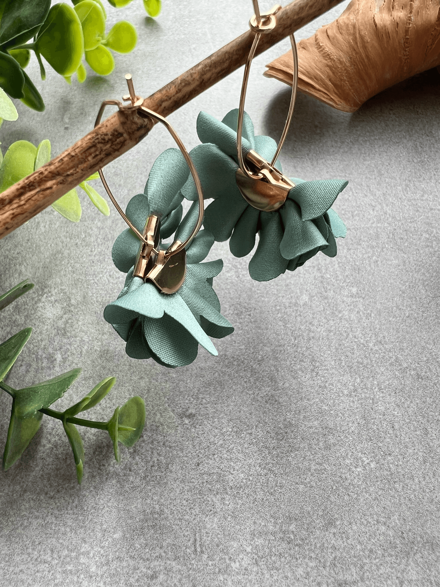 Boucles d’oreilles anneaux ovales KAREN pampilles tissu vert - Créations Uniques - Créations Uniques