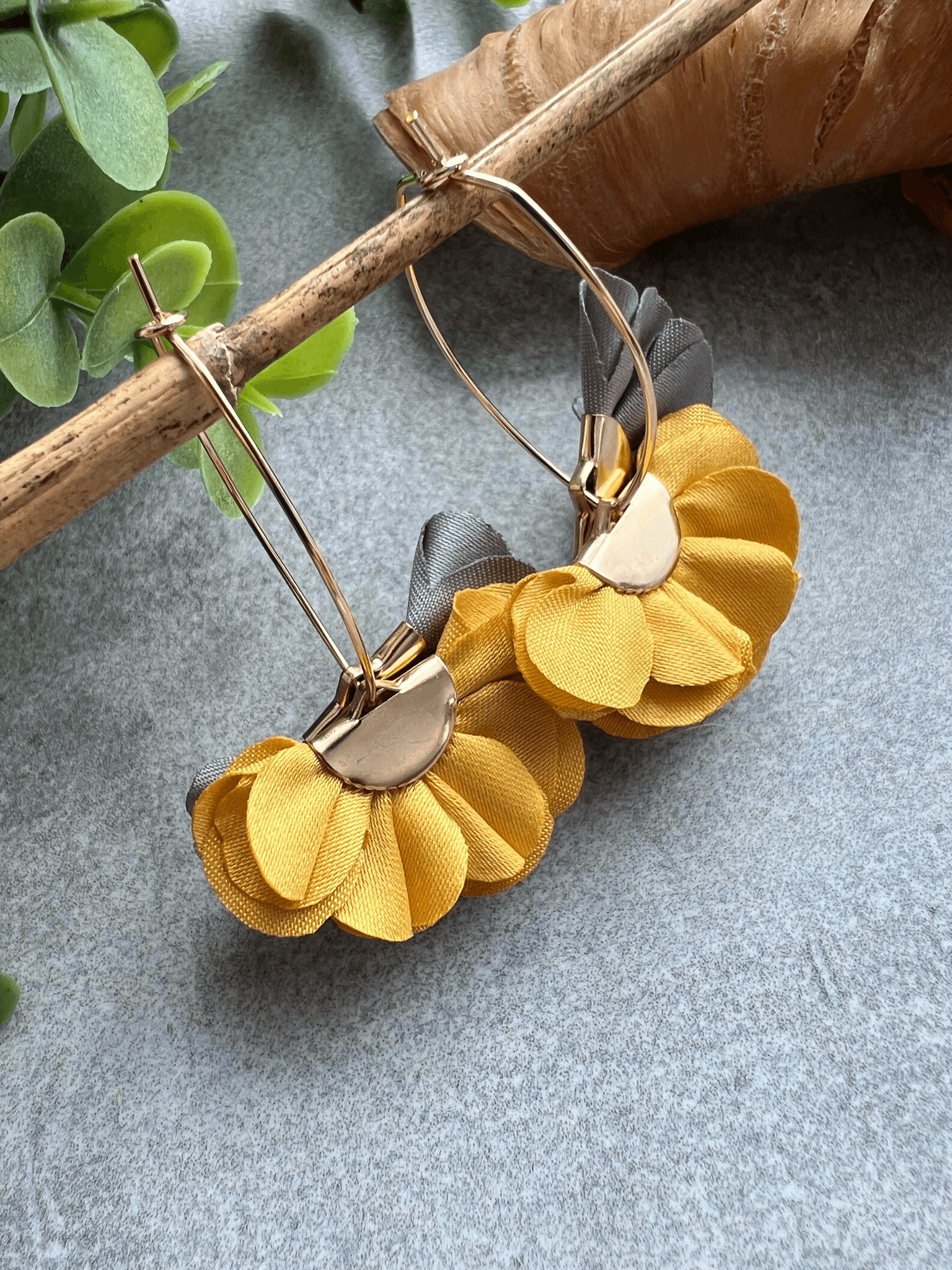 Boucles d’oreilles anneaux ovales HOLLY pampilles tissu moutarde et gris - Créations Uniques - Créations Uniques