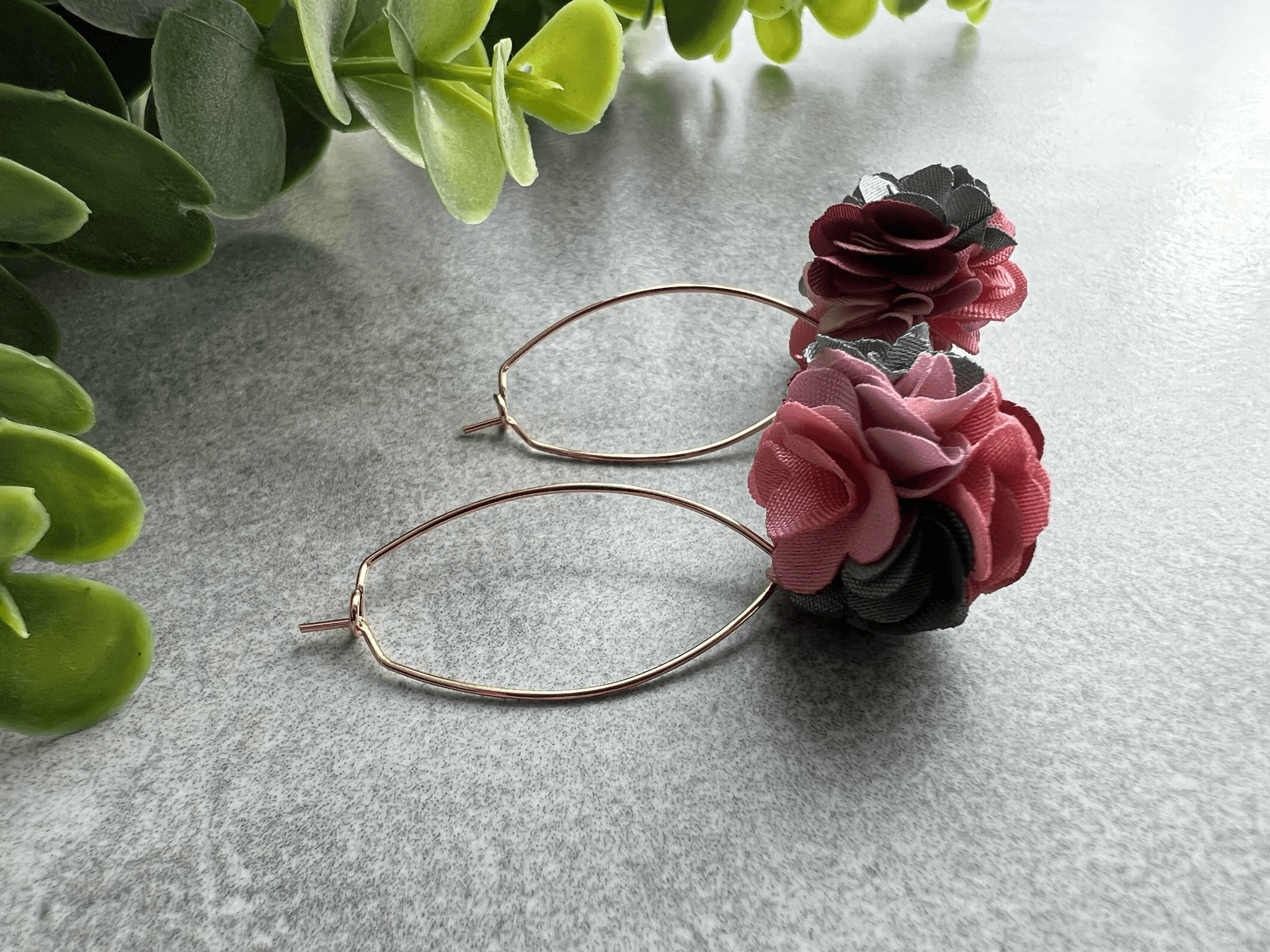 Boucles d’oreilles FLAVIE III pompon boule tissu rose - Créations Uniques - Créations Uniques