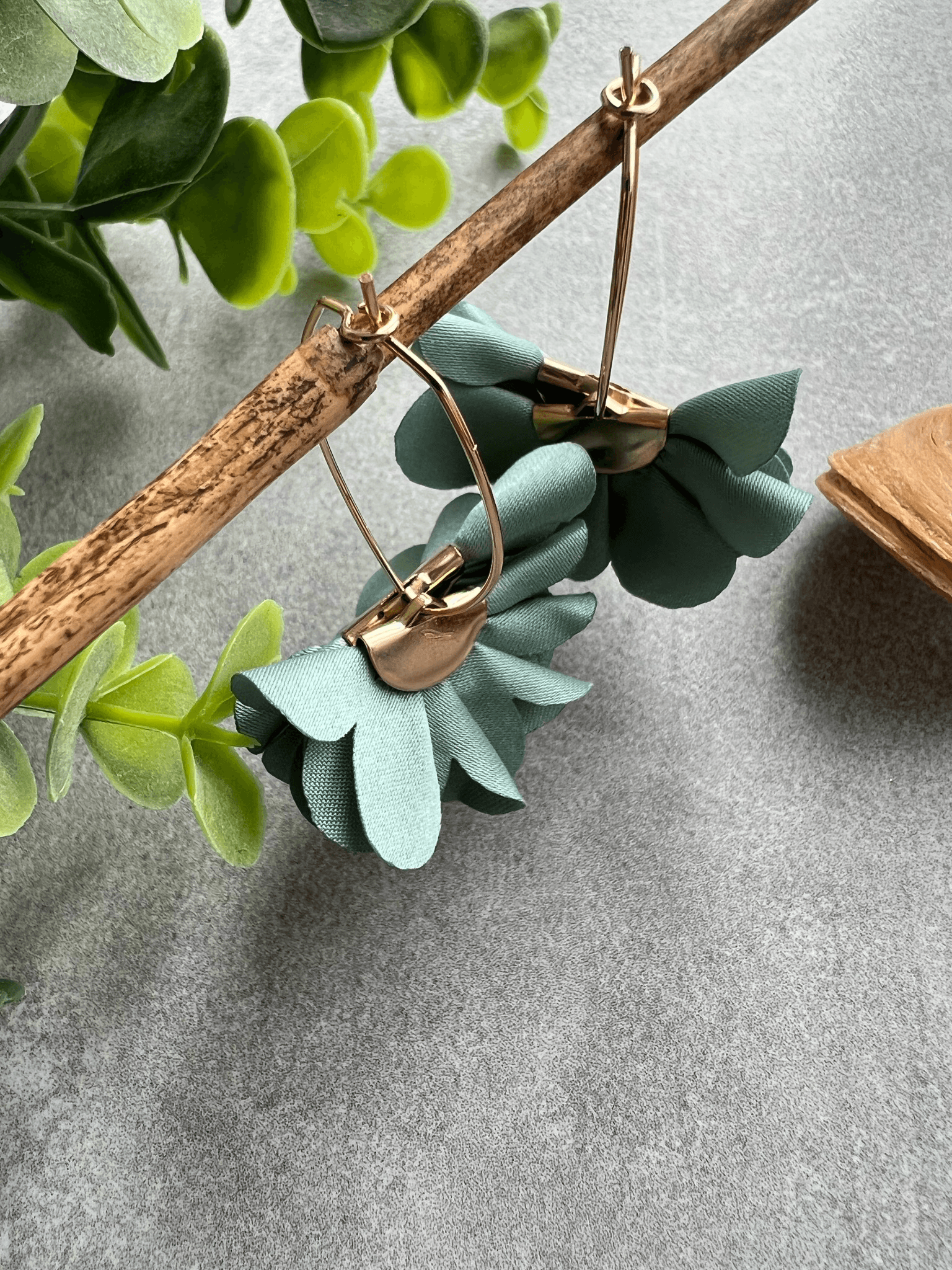 Boucles d’oreilles anneaux ovales KAREN pampilles tissu vert - Créations Uniques - Créations Uniques