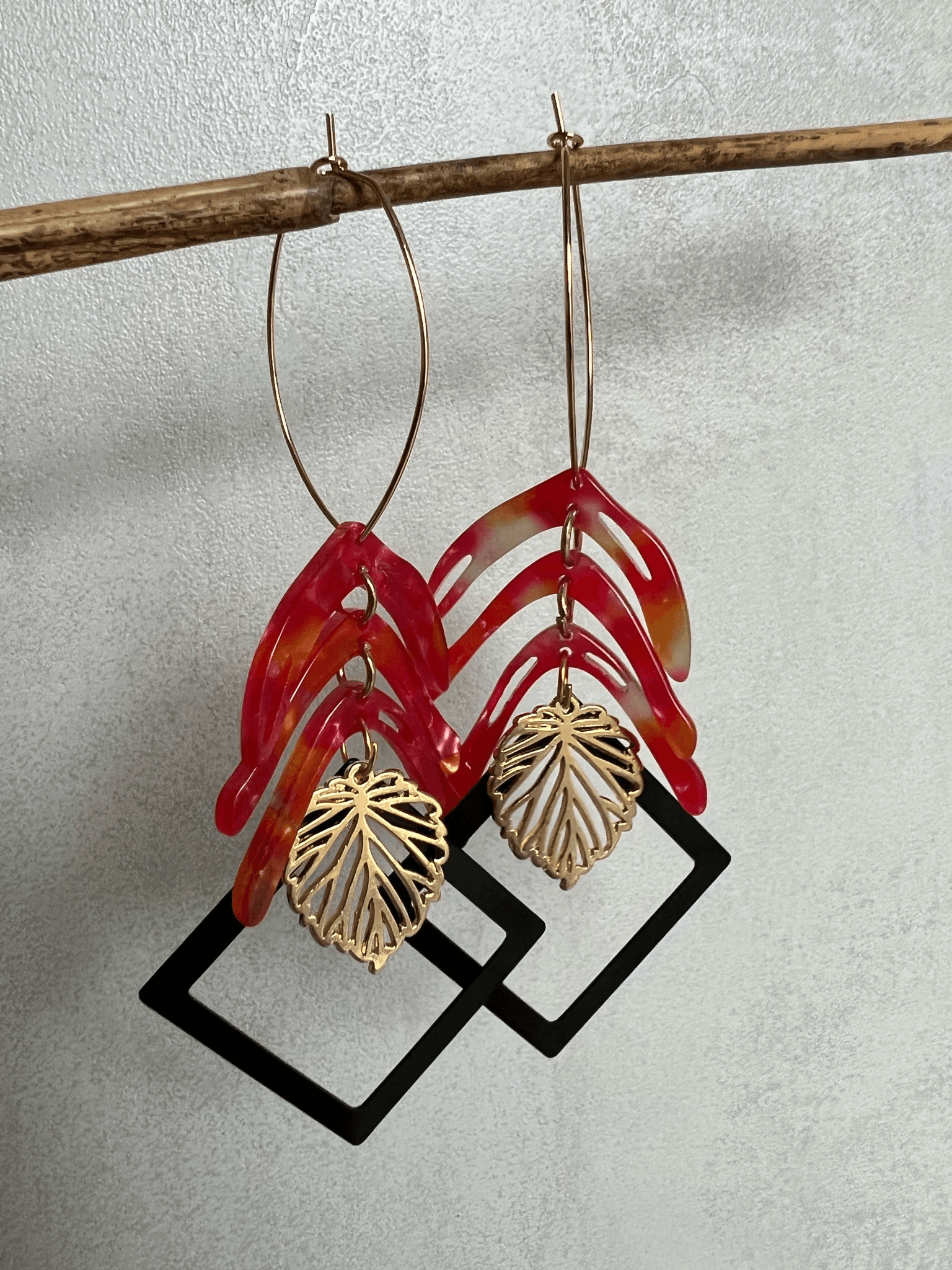 Boucles d’oreilles AVERY résine rouge feuilles articulées losanges noirs - Créations Uniques - Créations Uniques
