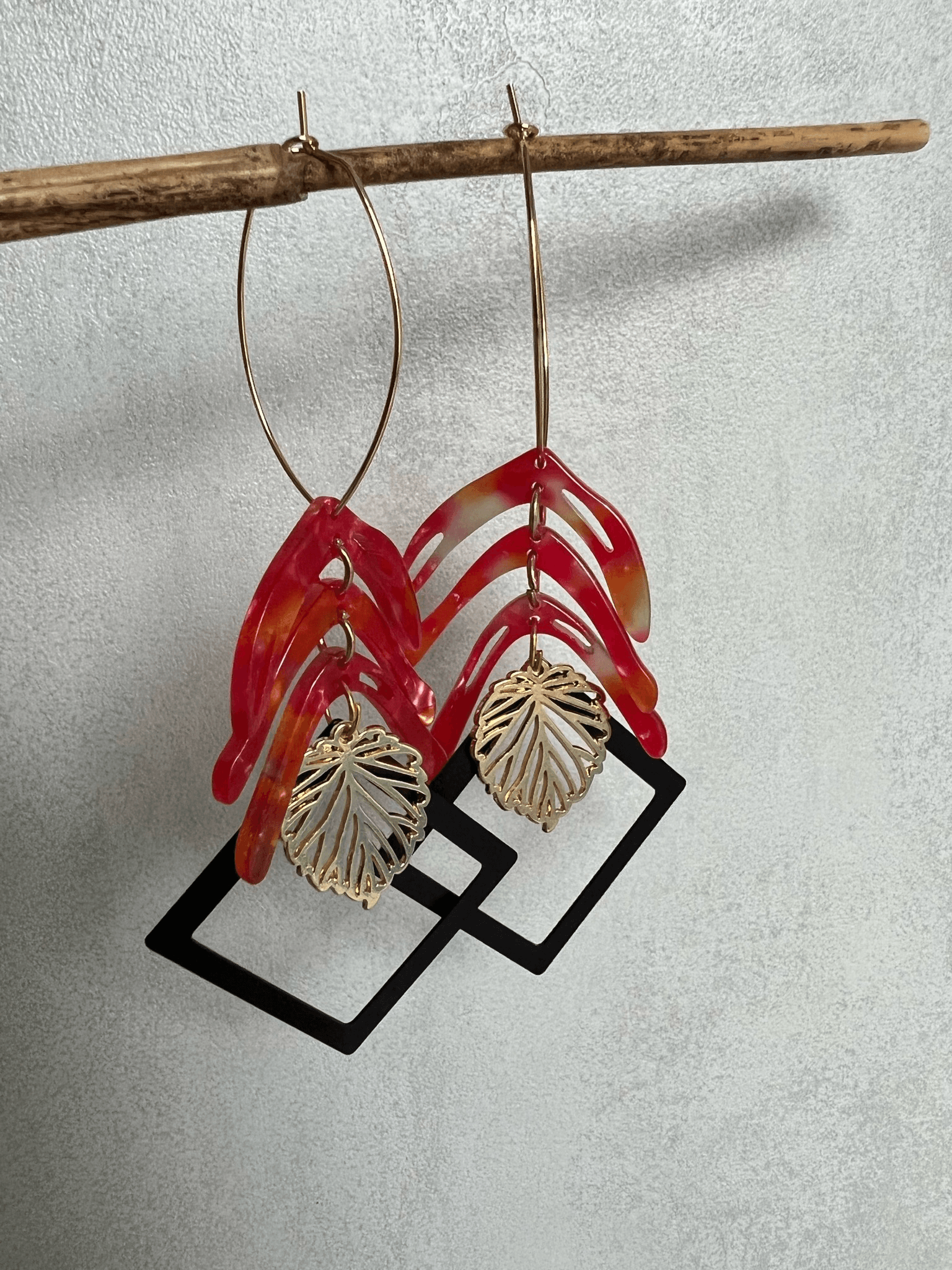 Boucles d’oreilles AVERY résine rouge feuilles articulées losanges noirs - Créations Uniques - Créations Uniques