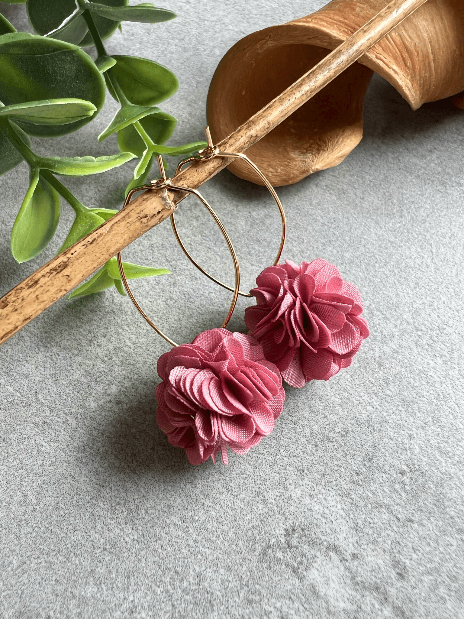 Boucles d’oreilles CHELSEA pompons vieux rose - Créations Uniques - Créations Uniques