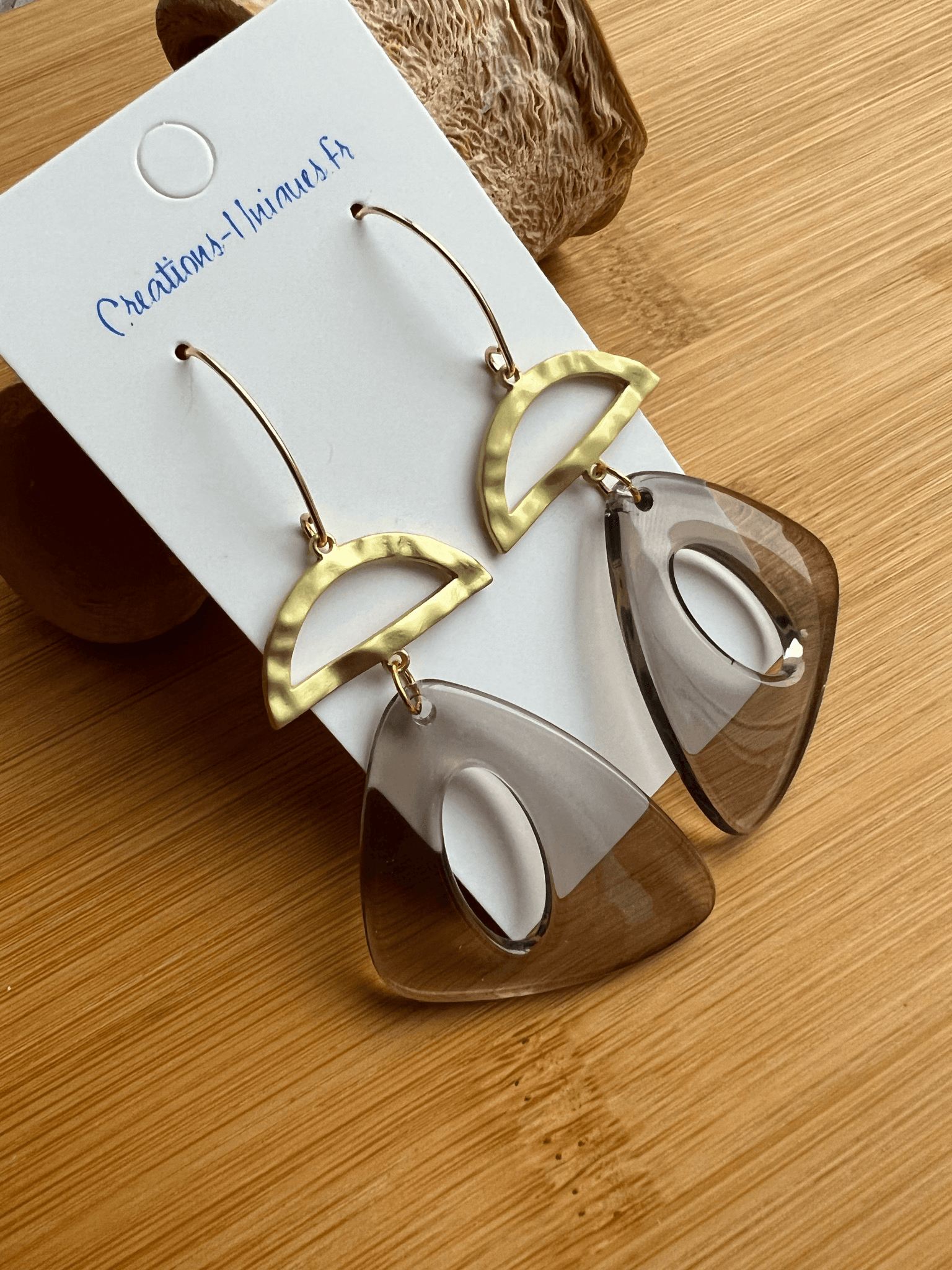 Boucles d’oreilles TALI triangles résine grise - Créations Uniques - Créations Uniques