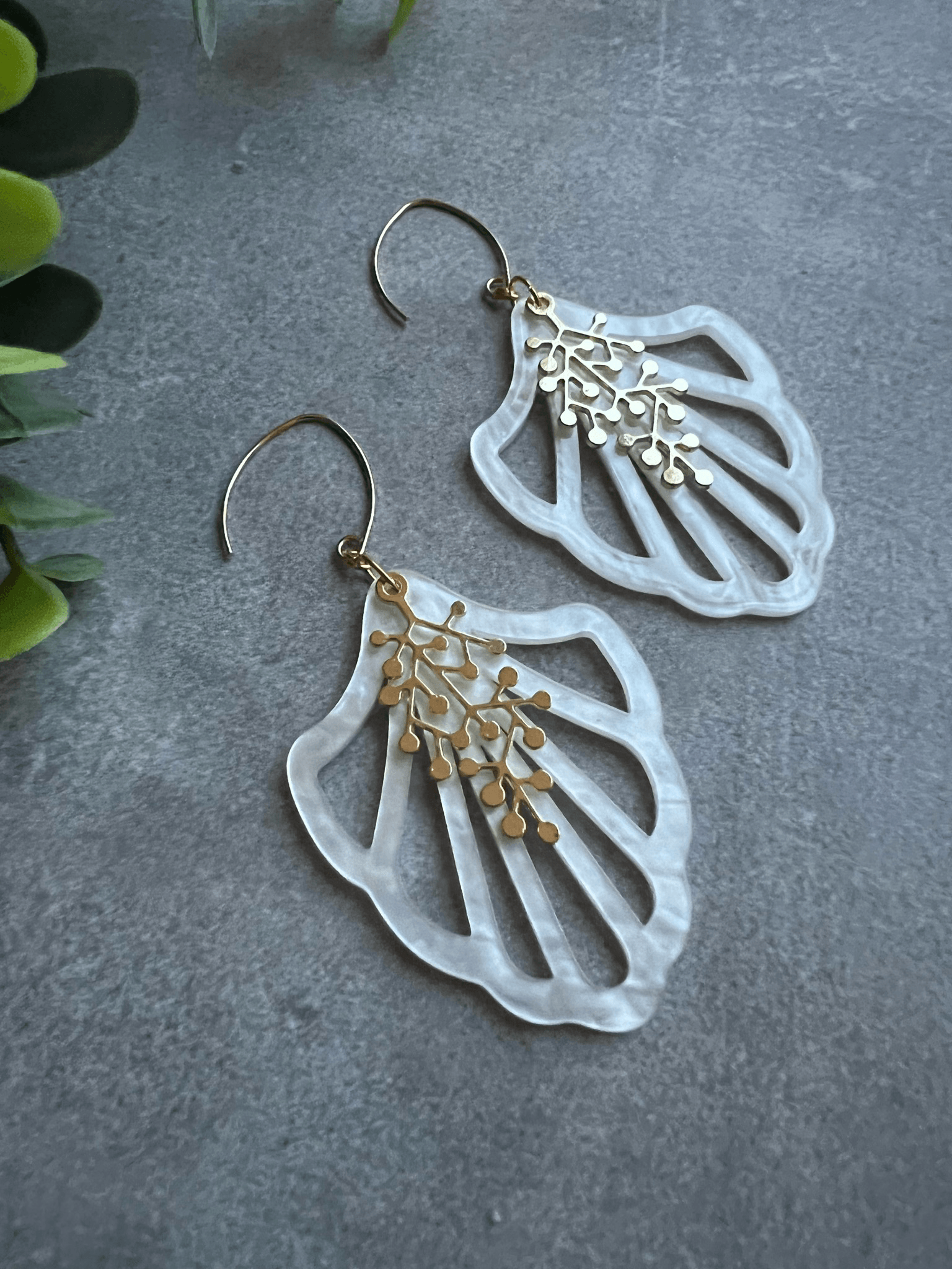 Boucles d’oreilles MATILDA résine blanche et feuillage doré - Créations Uniques - Créations Uniques