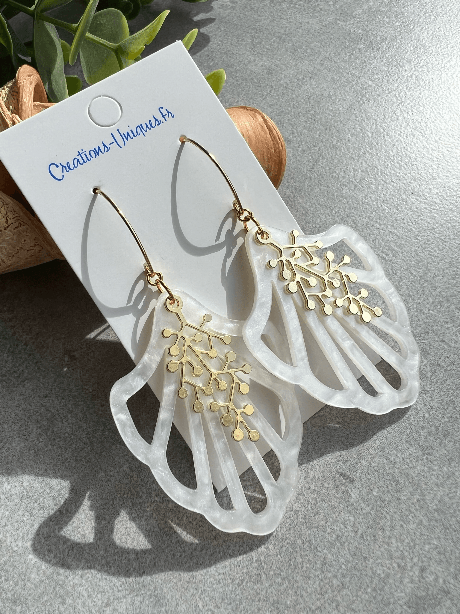 Boucles d’oreilles MATILDA résine blanche et feuillage doré - Créations Uniques - Créations Uniques