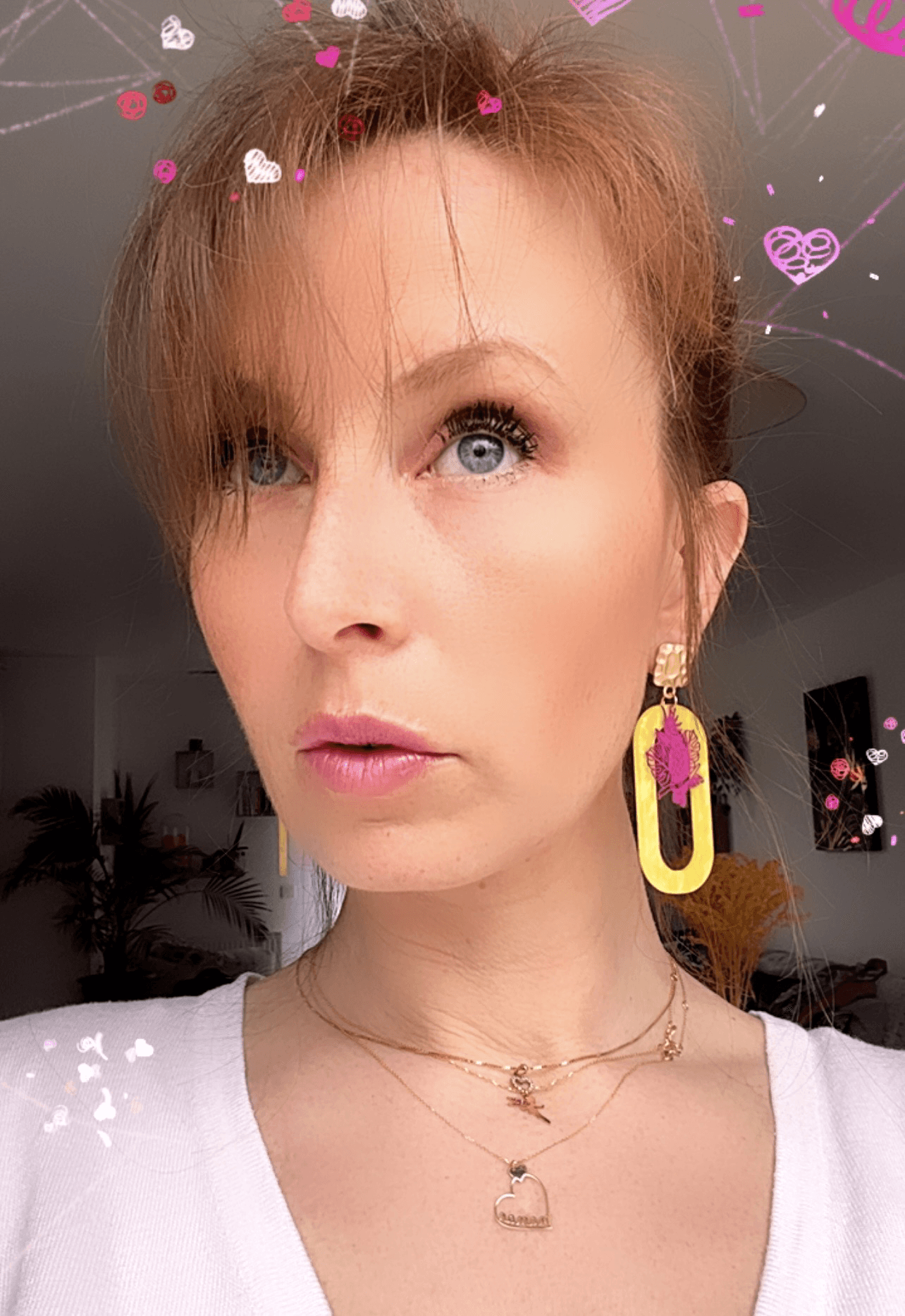 Boucles d’oreilles SARA résine jaune et perroquet rose - Créations Uniques - Créations Uniques