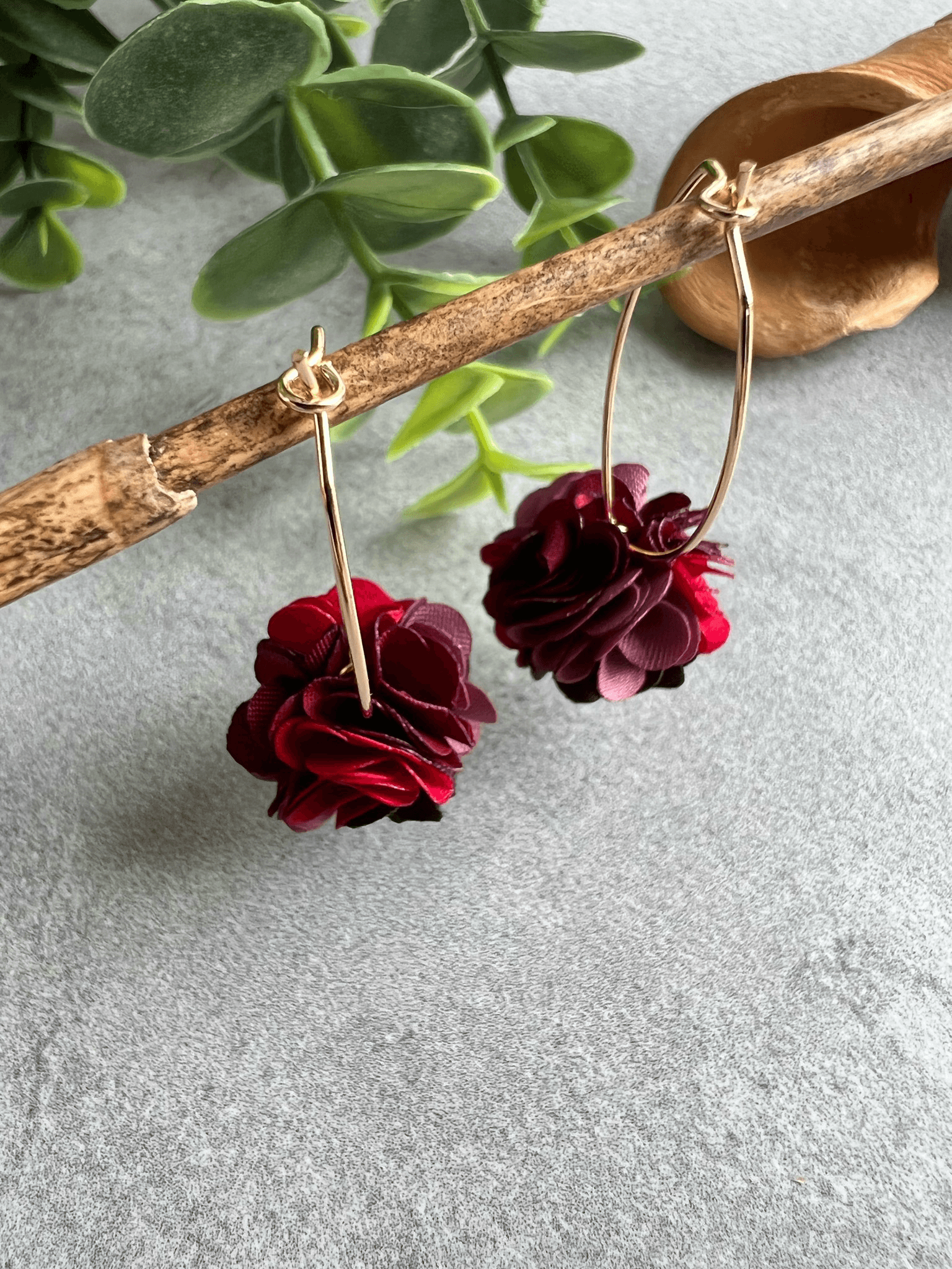 Boucles d’oreilles ODELIA pompons rouge bordeaux - Créations Uniques - Créations Uniques