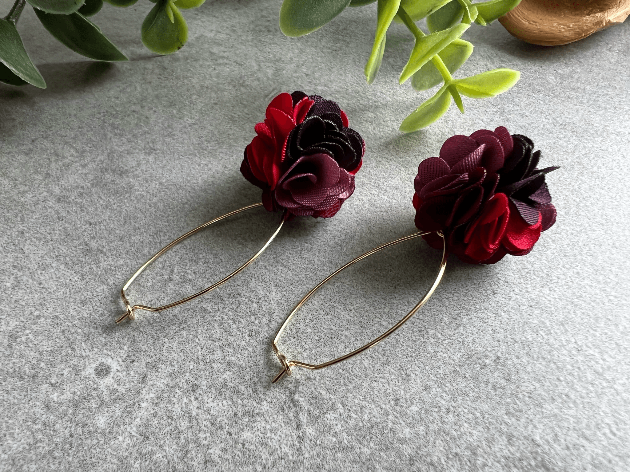 Boucles d’oreilles ODELIA pompons rouge bordeaux - Créations Uniques - Créations Uniques