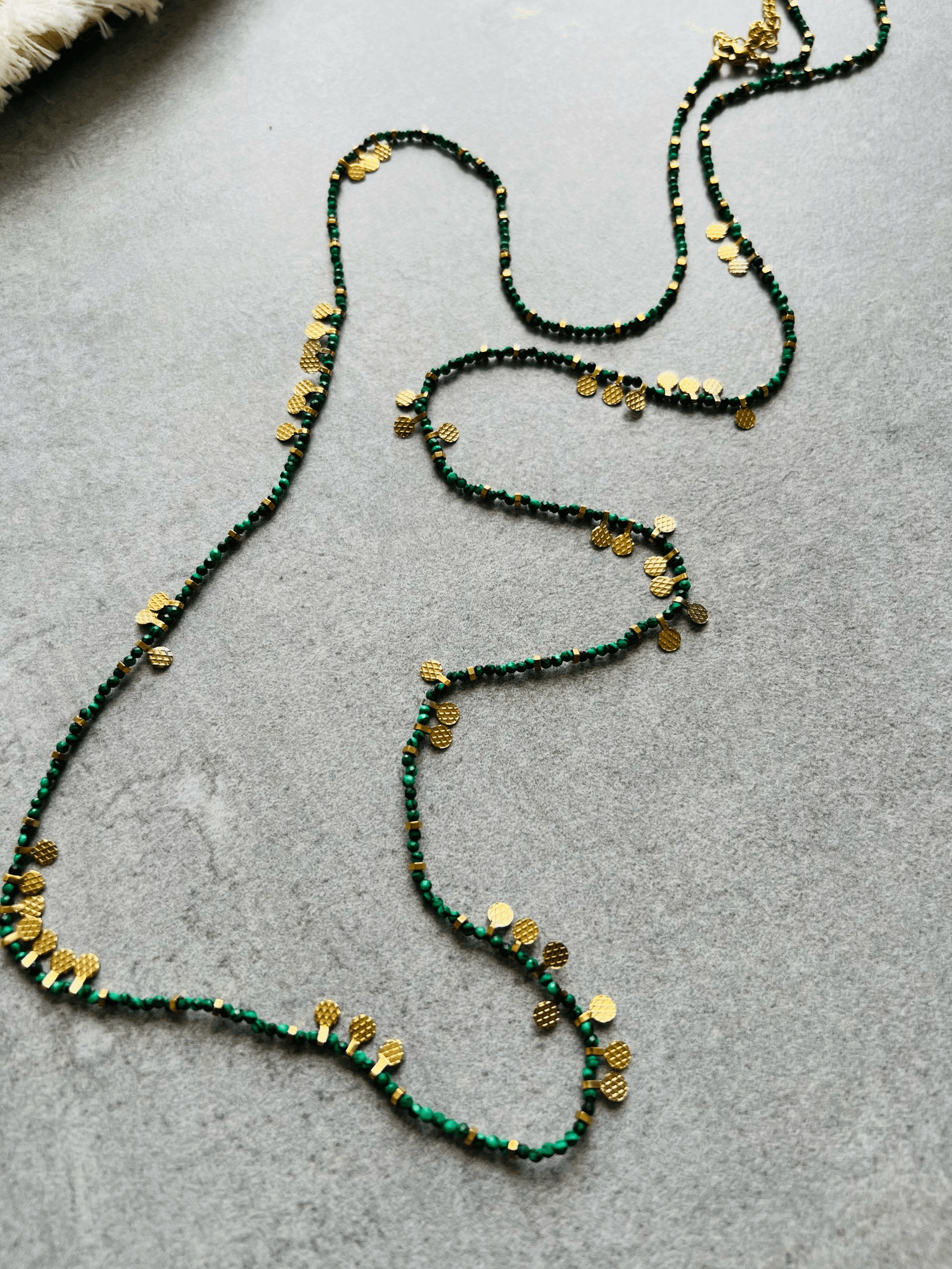 Collier MOJAVE sautoir perles fines vertes et pampilles dorées - Créations Uniques