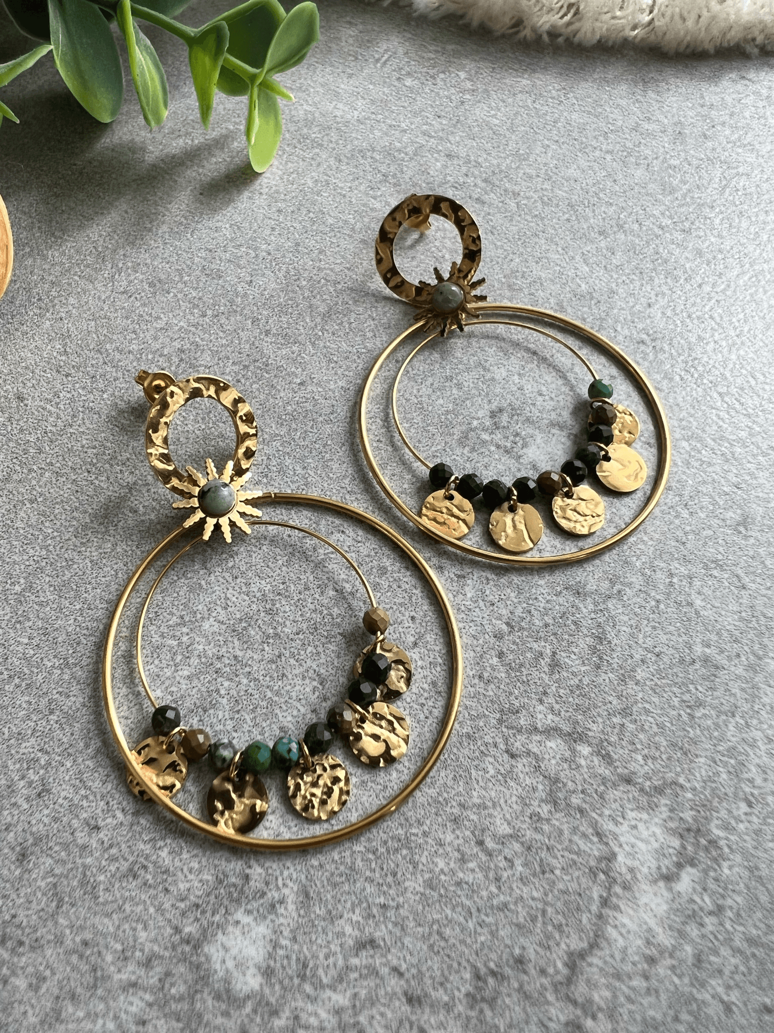 Boucles d’oreilles MAUDE anneaux dorés, perles et pampilles - Créations Uniques