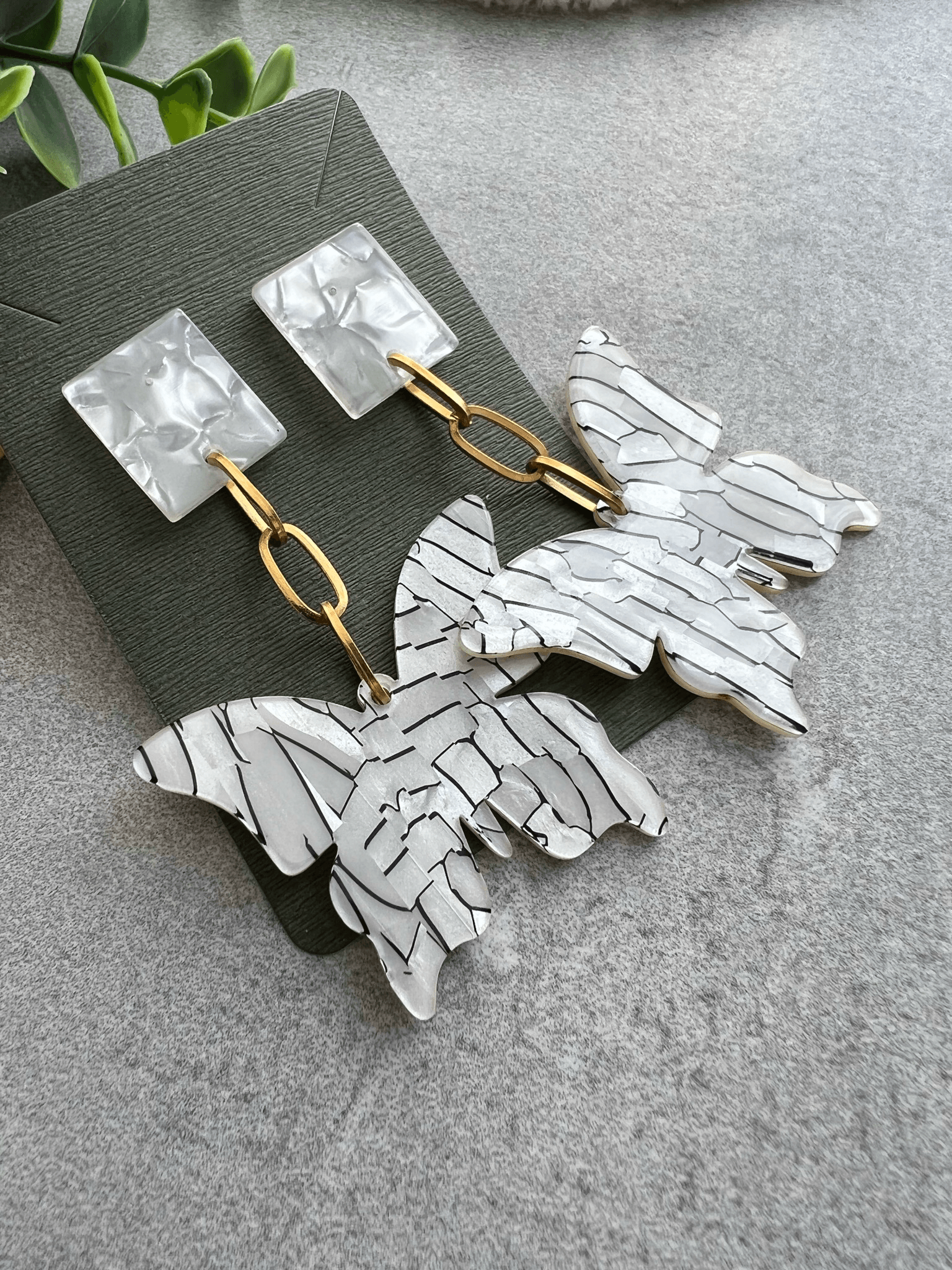 Boucles d’oreilles DALILA papillon résine blanc - Créations Uniques