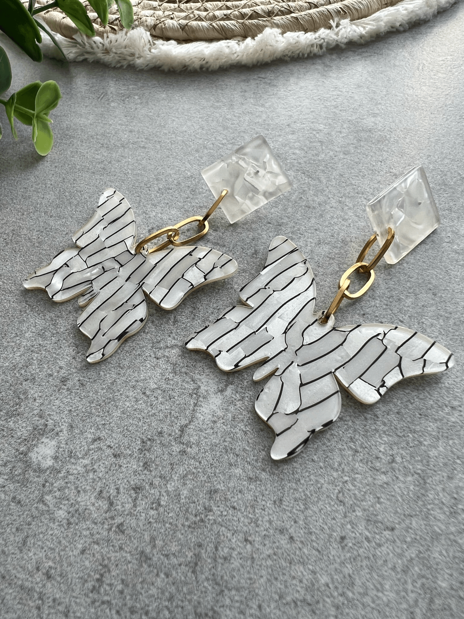 Boucles d’oreilles DALILA papillon résine blanc - Créations Uniques