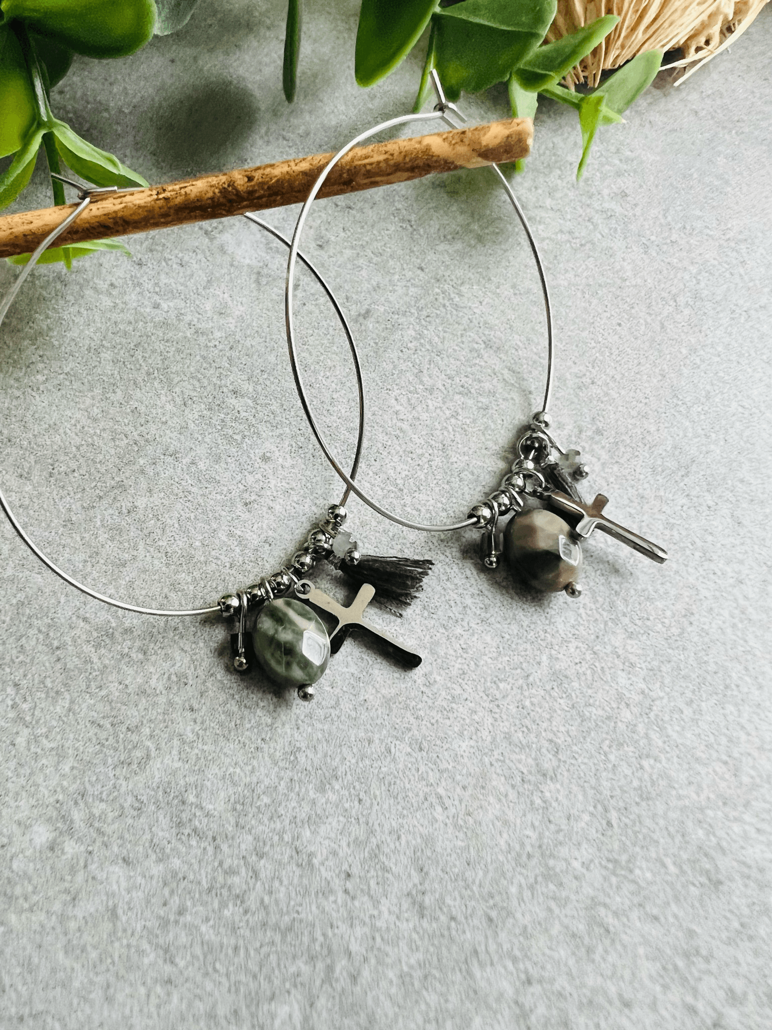 Boucles d’oreilles FIONA créoles argentées et mini pompons mini croix - Créations Uniques