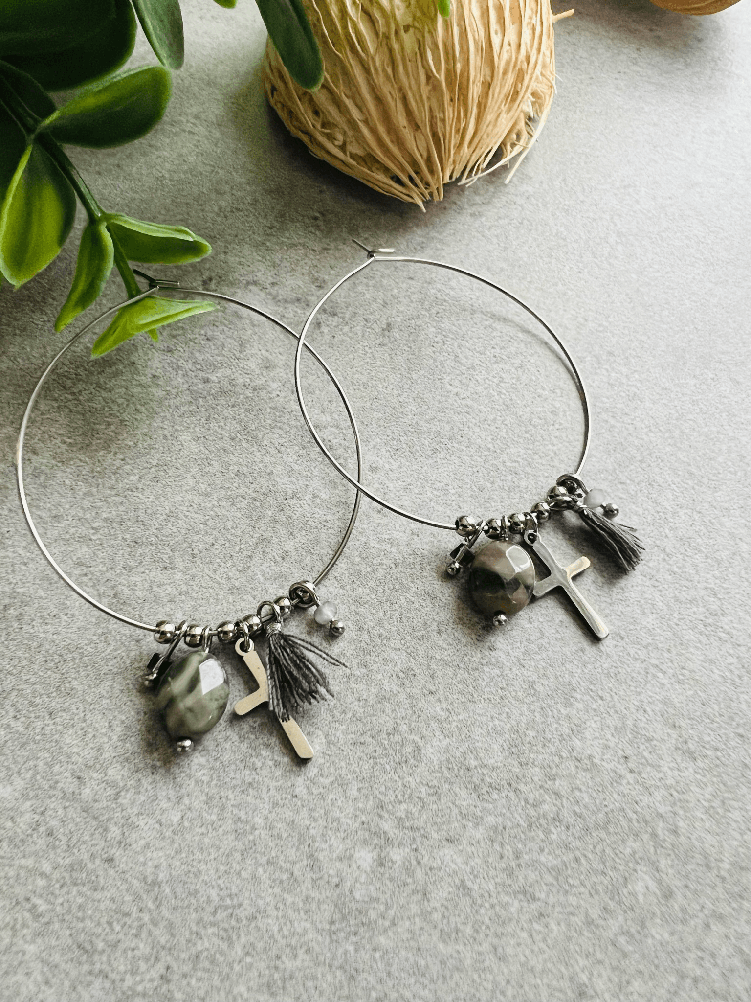 Boucles d’oreilles FIONA créoles argentées et mini pompons mini croix - Créations Uniques