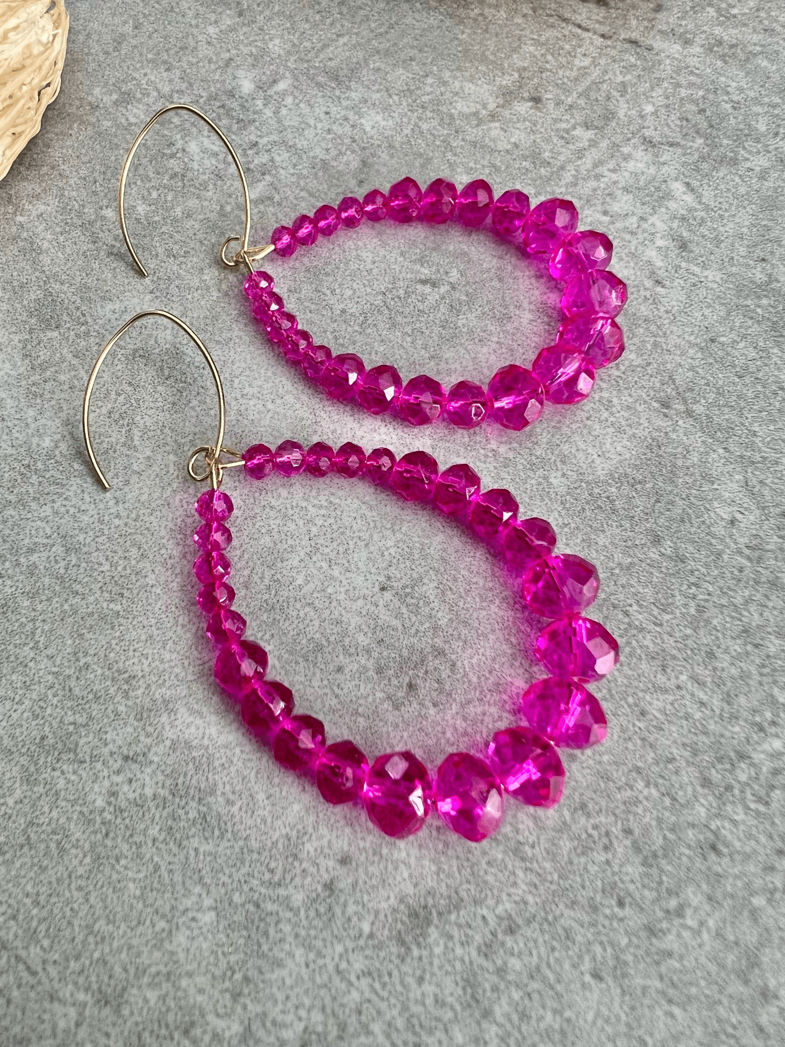 Boucles d’oreilles LIZENI perles rose fluo - Créations Uniques - Créations Uniques