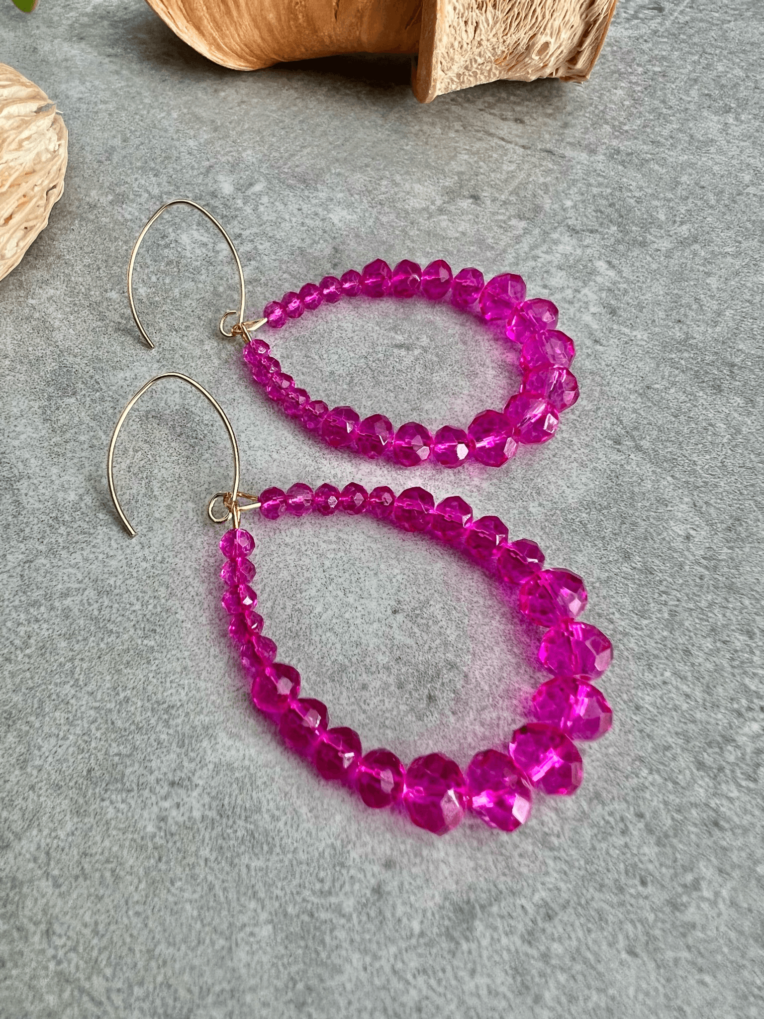 Boucles d’oreilles LIZENI perles rose fluo - Créations Uniques - Créations Uniques