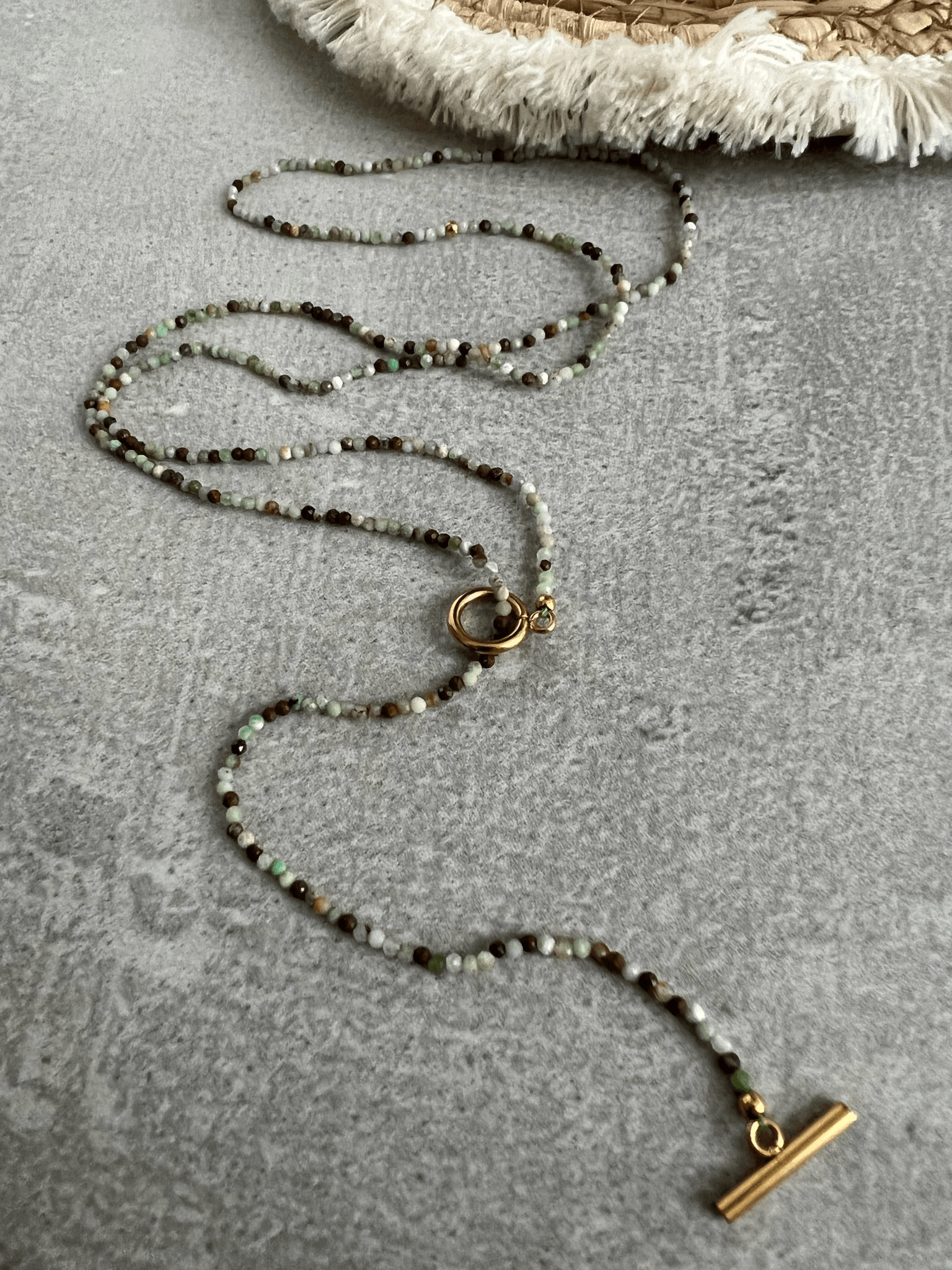 Collier LA DIGUE fines perles grises, vert pastel et marron. - Créations Uniques