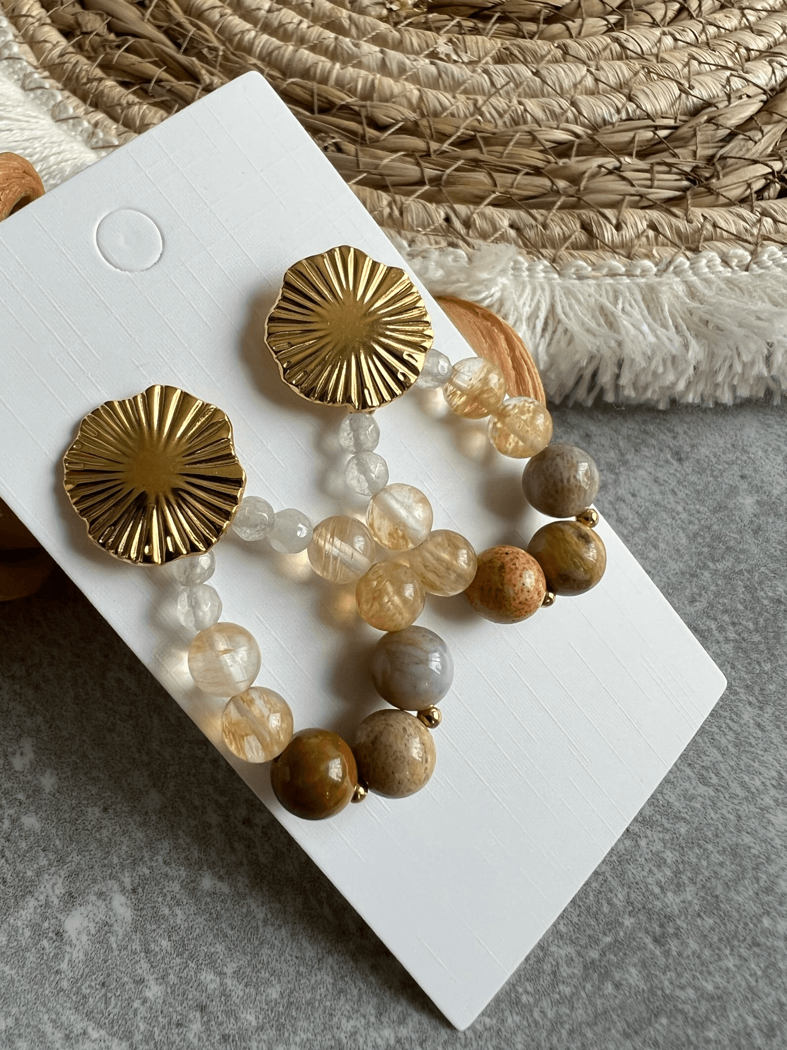 Boucles d’oreilles CANDY gouttes perles beiges clous dorés - Créations Uniques