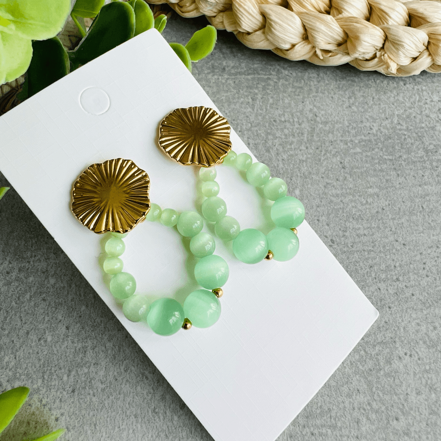 Boucles d’oreilles CANDY gouttes perles vert d’eau clous dorés - Créations Uniques