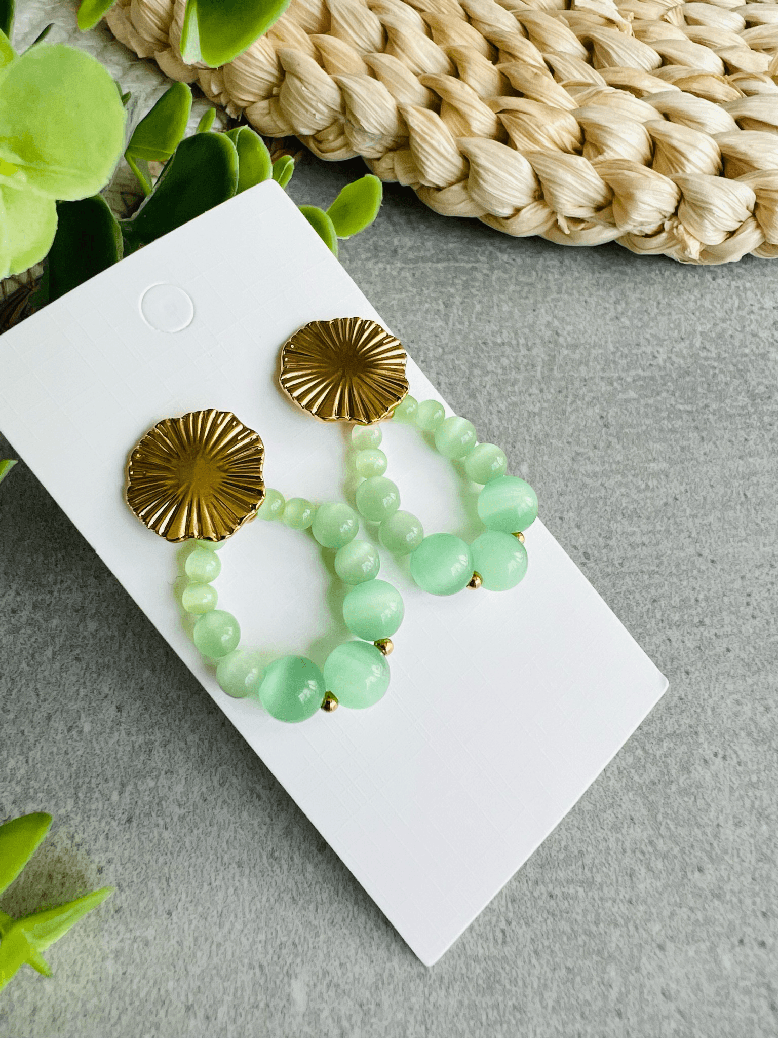 Boucles d’oreilles CANDY gouttes perles vert d’eau clous dorés - Créations Uniques