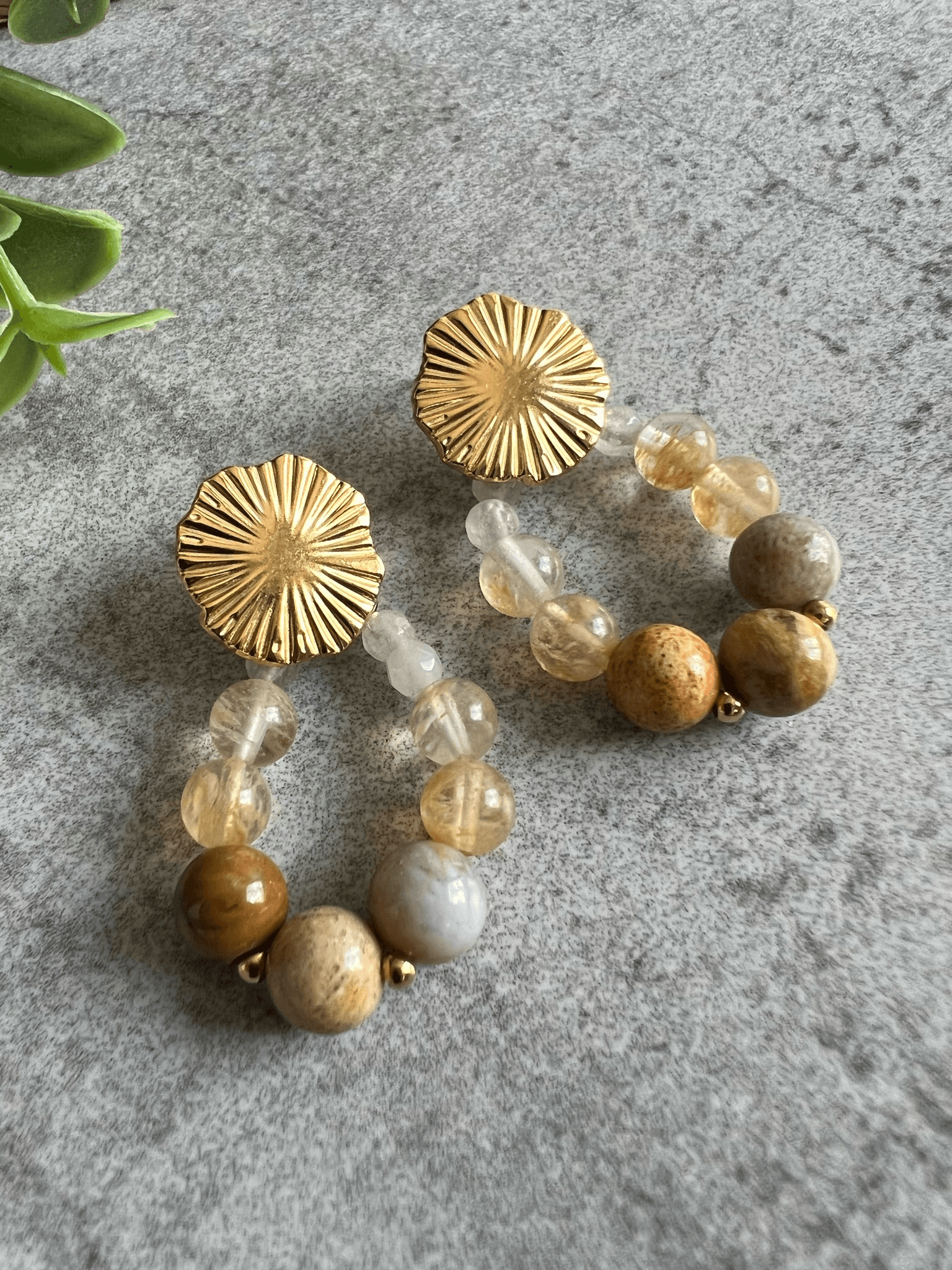 Boucles d’oreilles CANDY gouttes perles beiges clous dorés - Créations Uniques