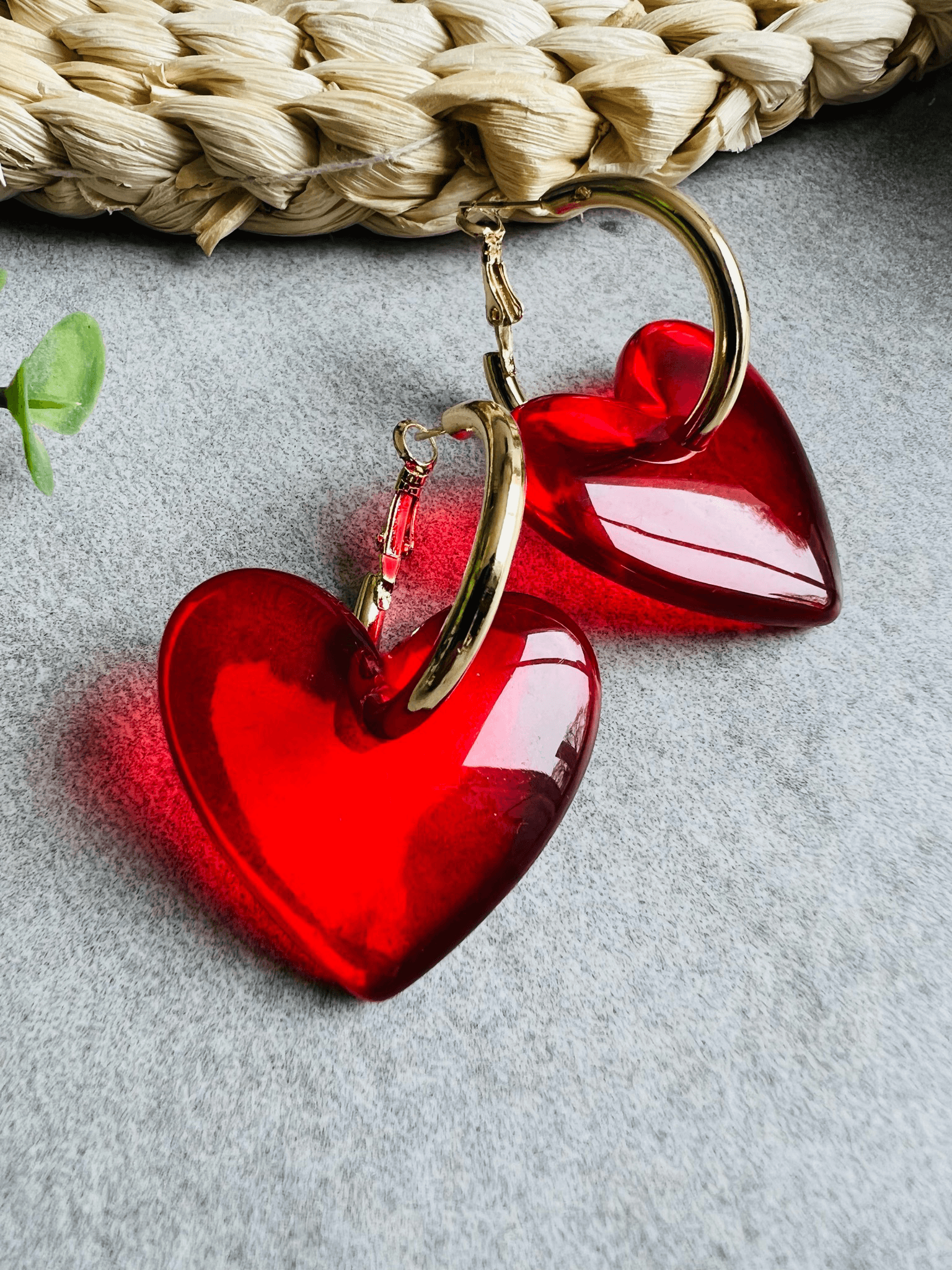 Boucles d’oreilles SAVANNAH créoles dorées et cœurs rouges - Créations Uniques