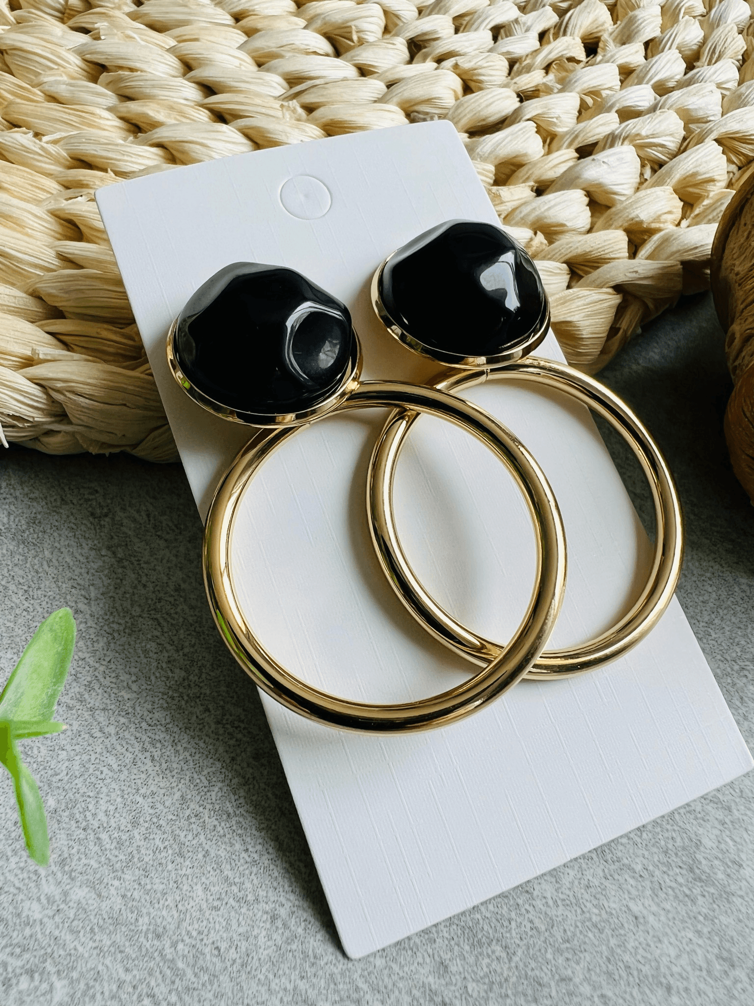 Boucles d’oreilles SERENA ronds dorés et clous noirs - Créations Uniques