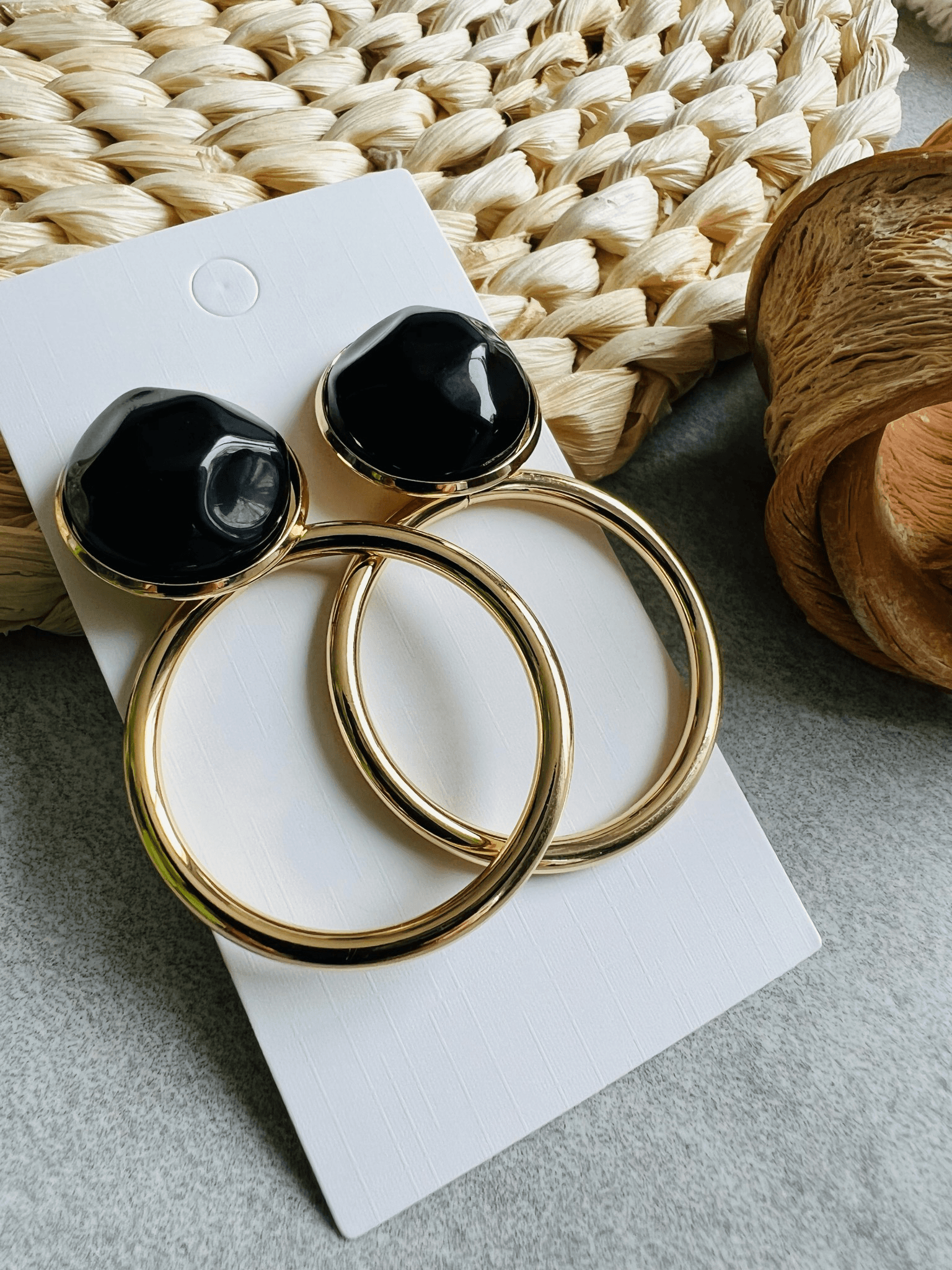 Boucles d’oreilles SERENA ronds dorés et clous noirs - Créations Uniques