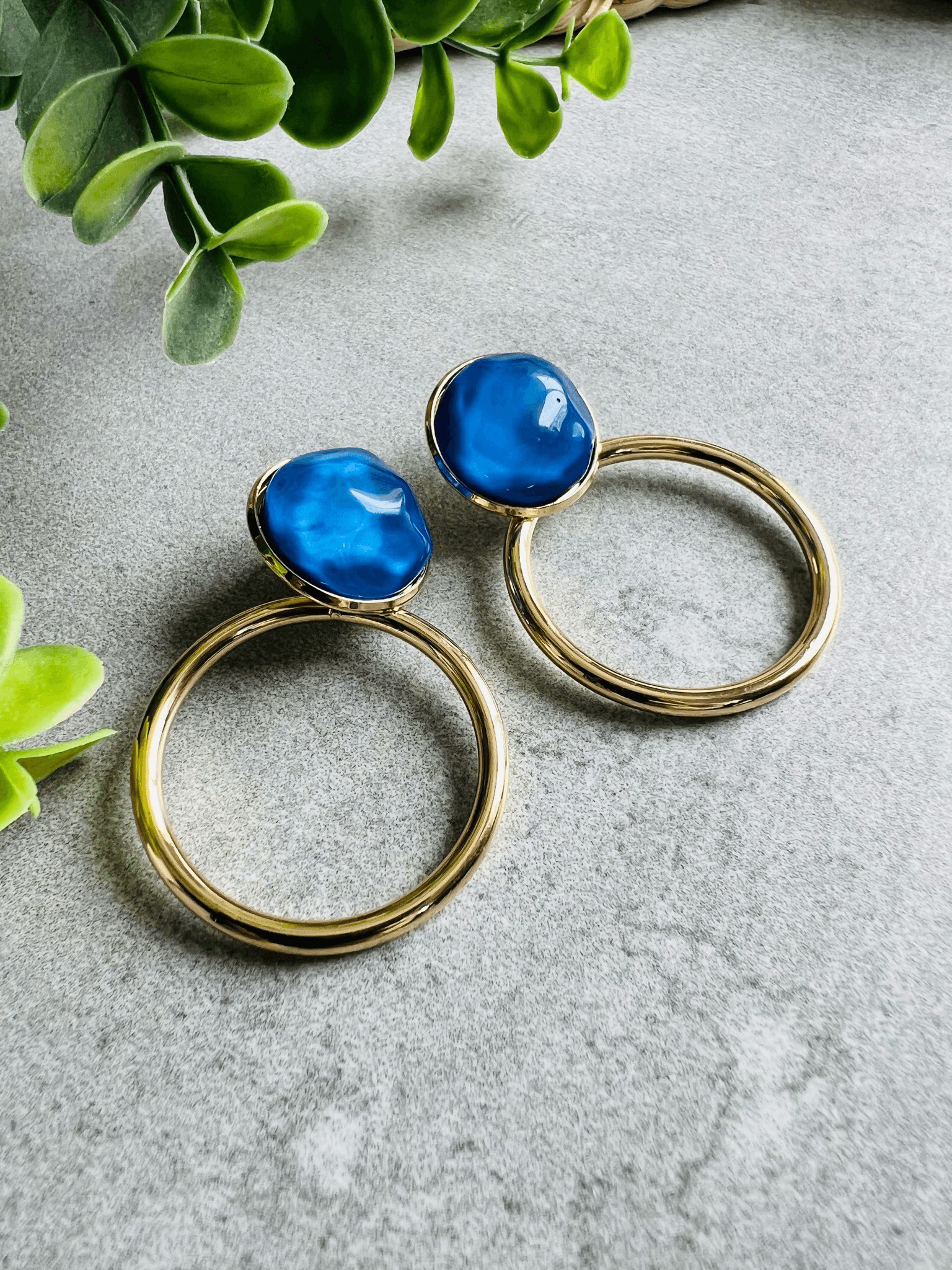 Boucles d’oreilles SERENA ronds dorés et clous bleus - Créations Uniques
