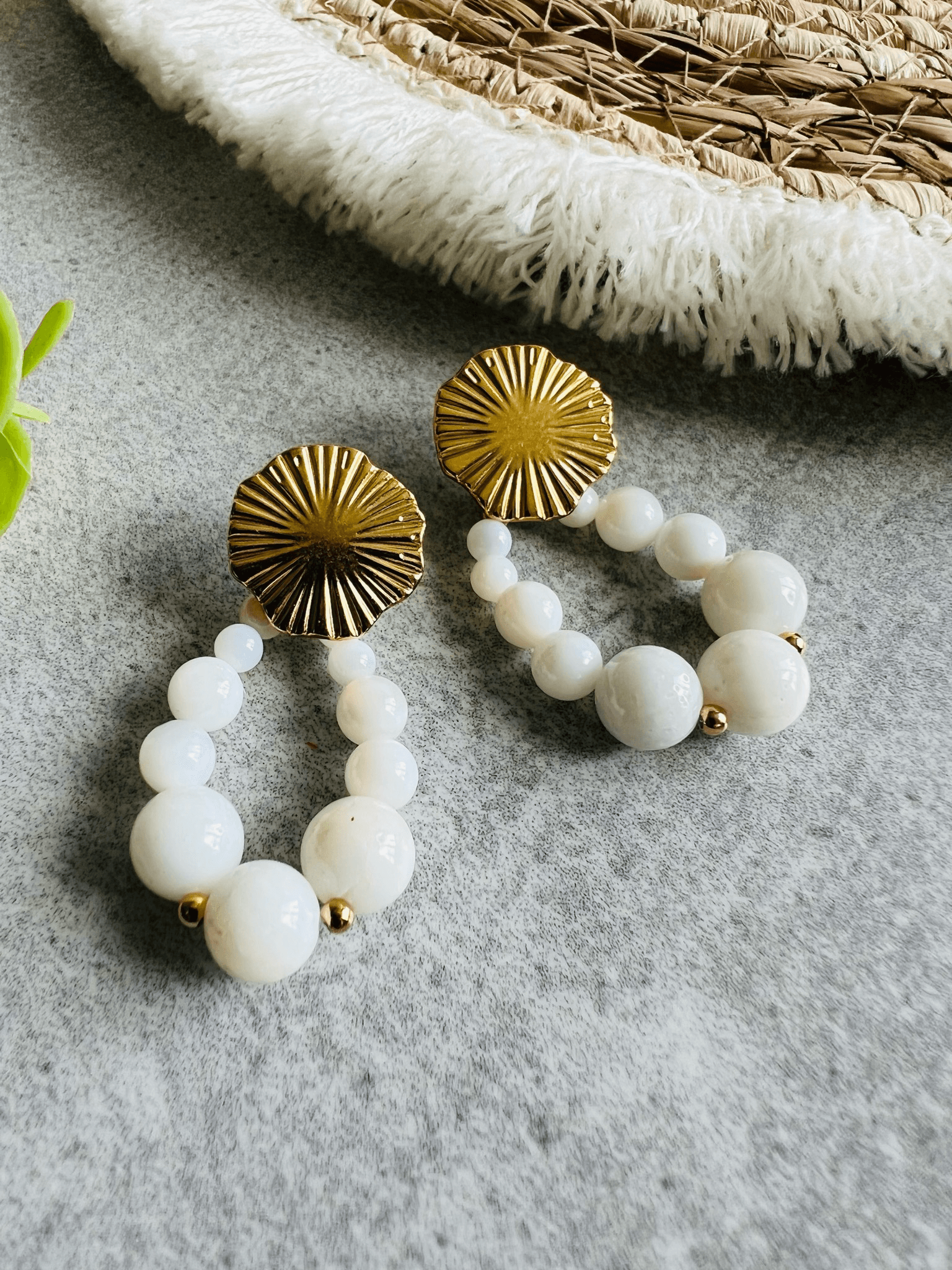 Boucles d’oreilles CANDY gouttes perles blanches clous dorés - Créations Uniques