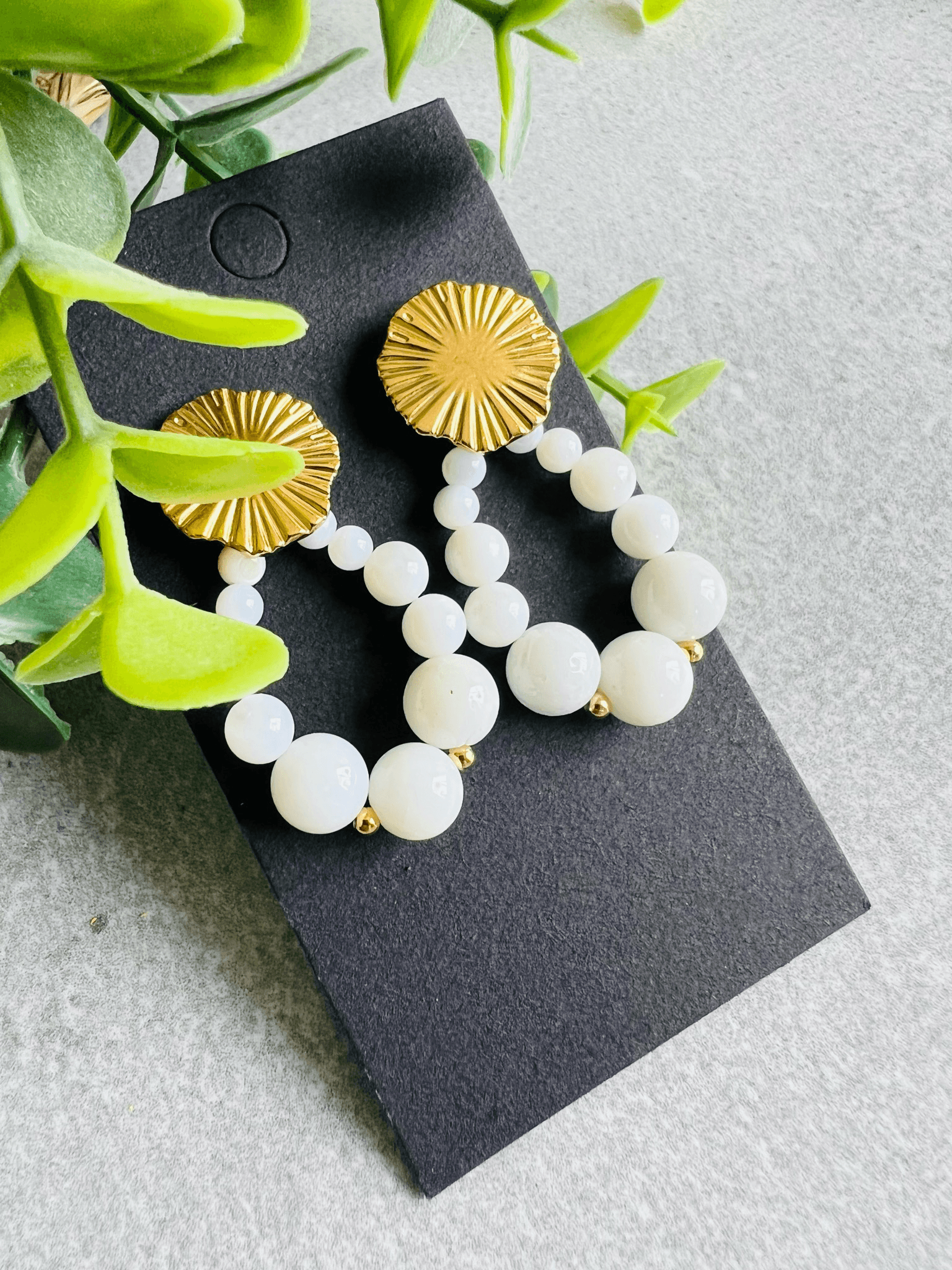 Boucles d’oreilles CANDY gouttes perles blanches clous dorés - Créations Uniques