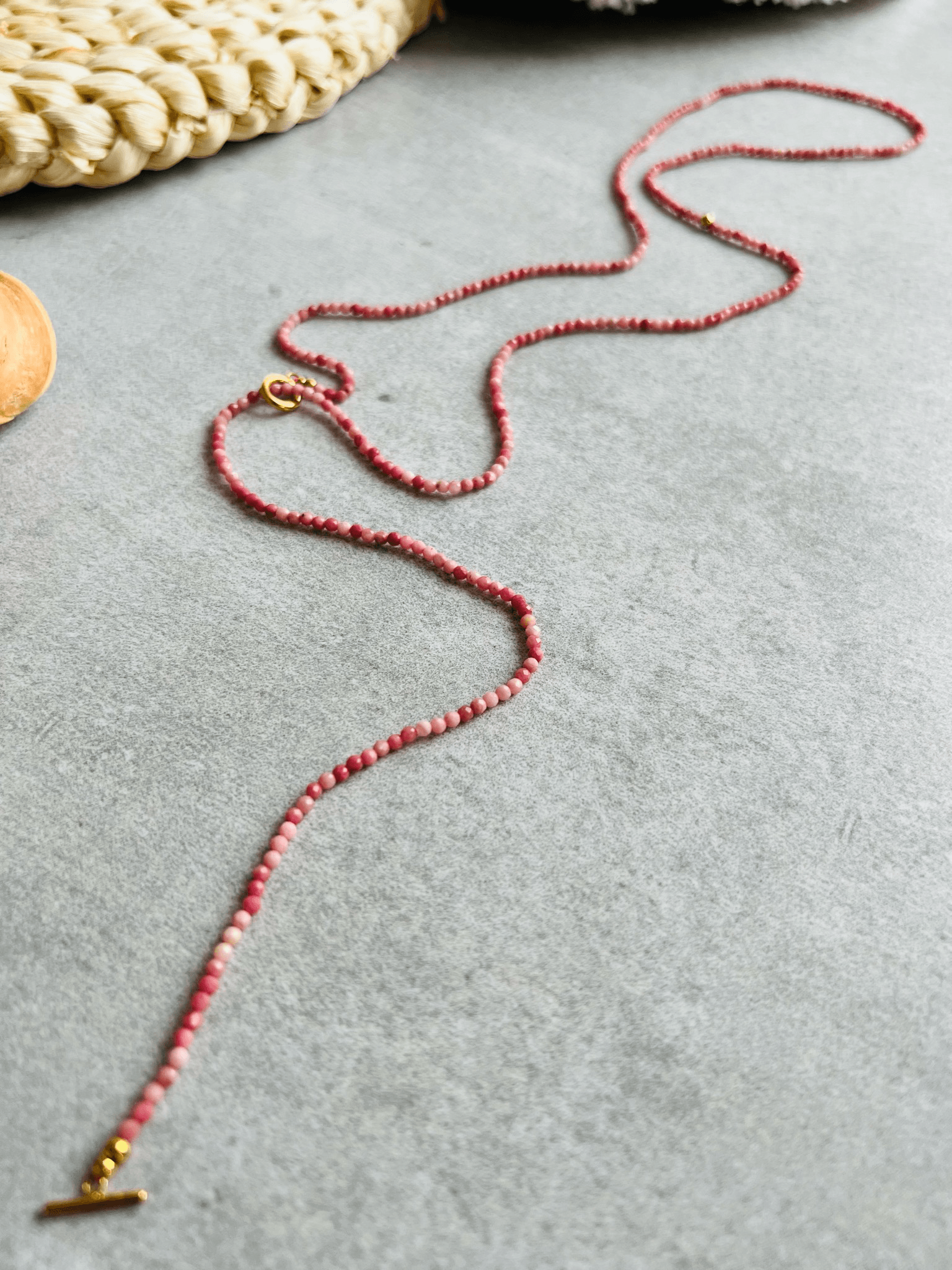 Collier LA DIGUE fines perles roses , style bohème plongeant - Créations Uniques
