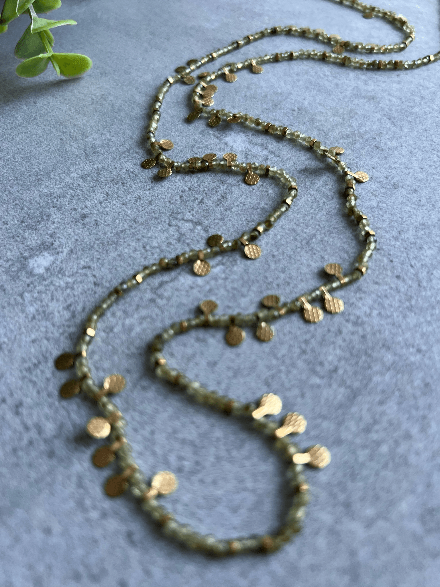 Collier BALI perles fines vertes et pampilles dorées - Créations Uniques