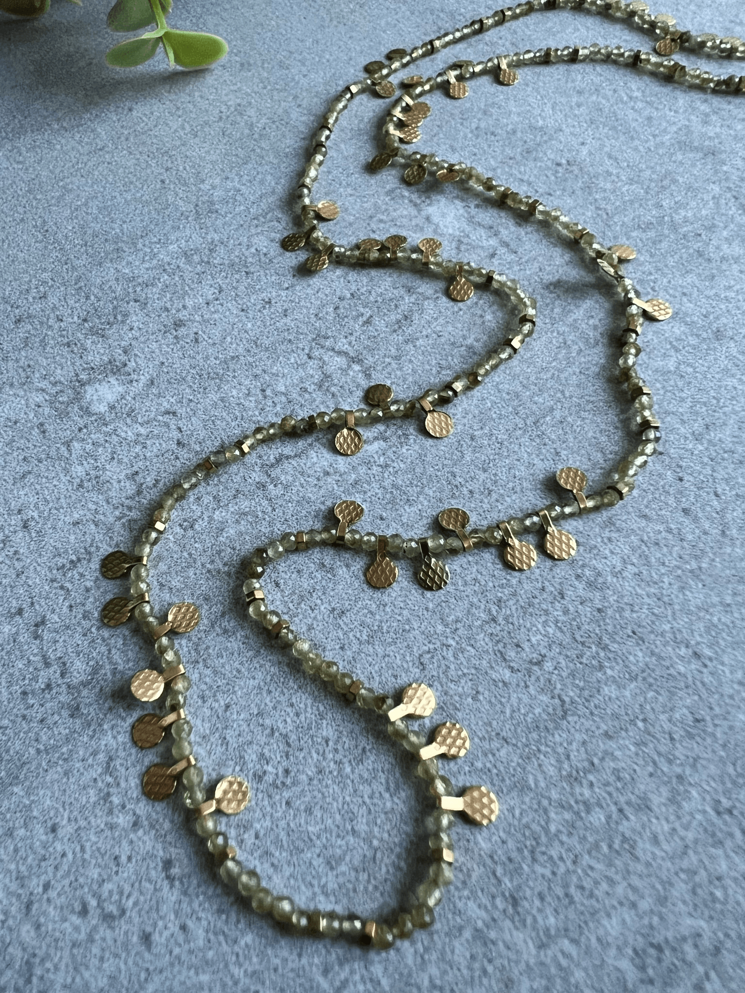 Collier BALI perles fines vertes et pampilles dorées - Créations Uniques