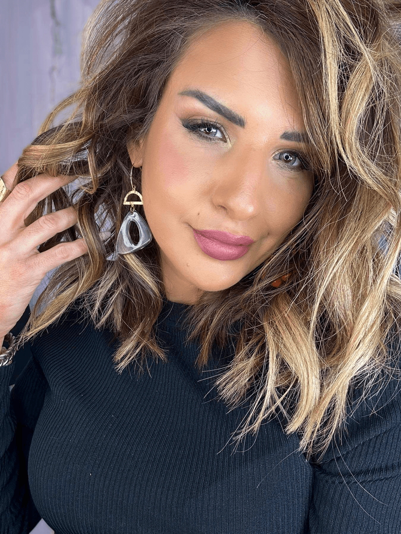 Boucles d’oreilles TALI triangles résine grise - Créations Uniques - Créations Uniques