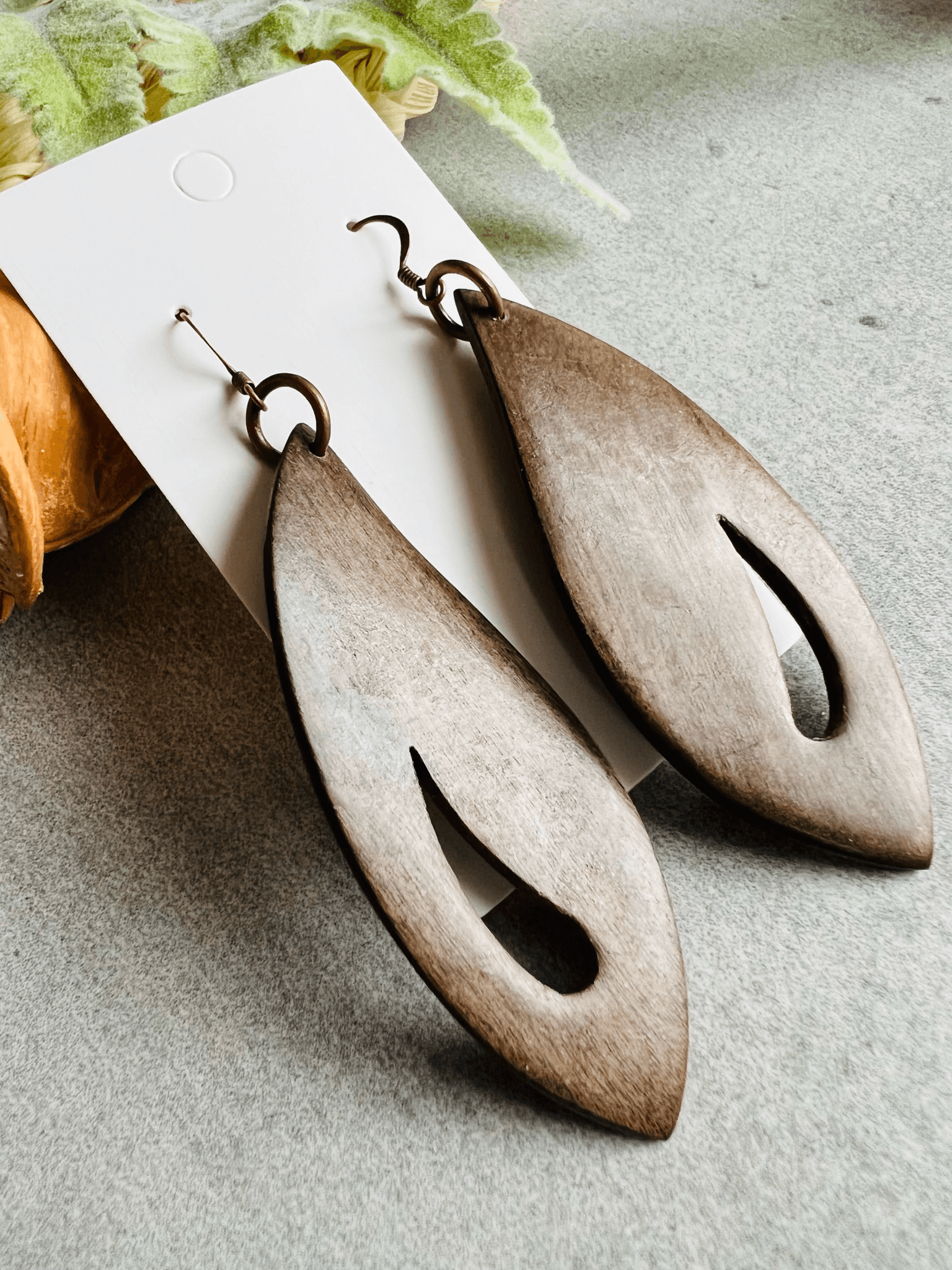 Boucles d’oreilles CORNELIA feuilles bois marron - Créations Uniques